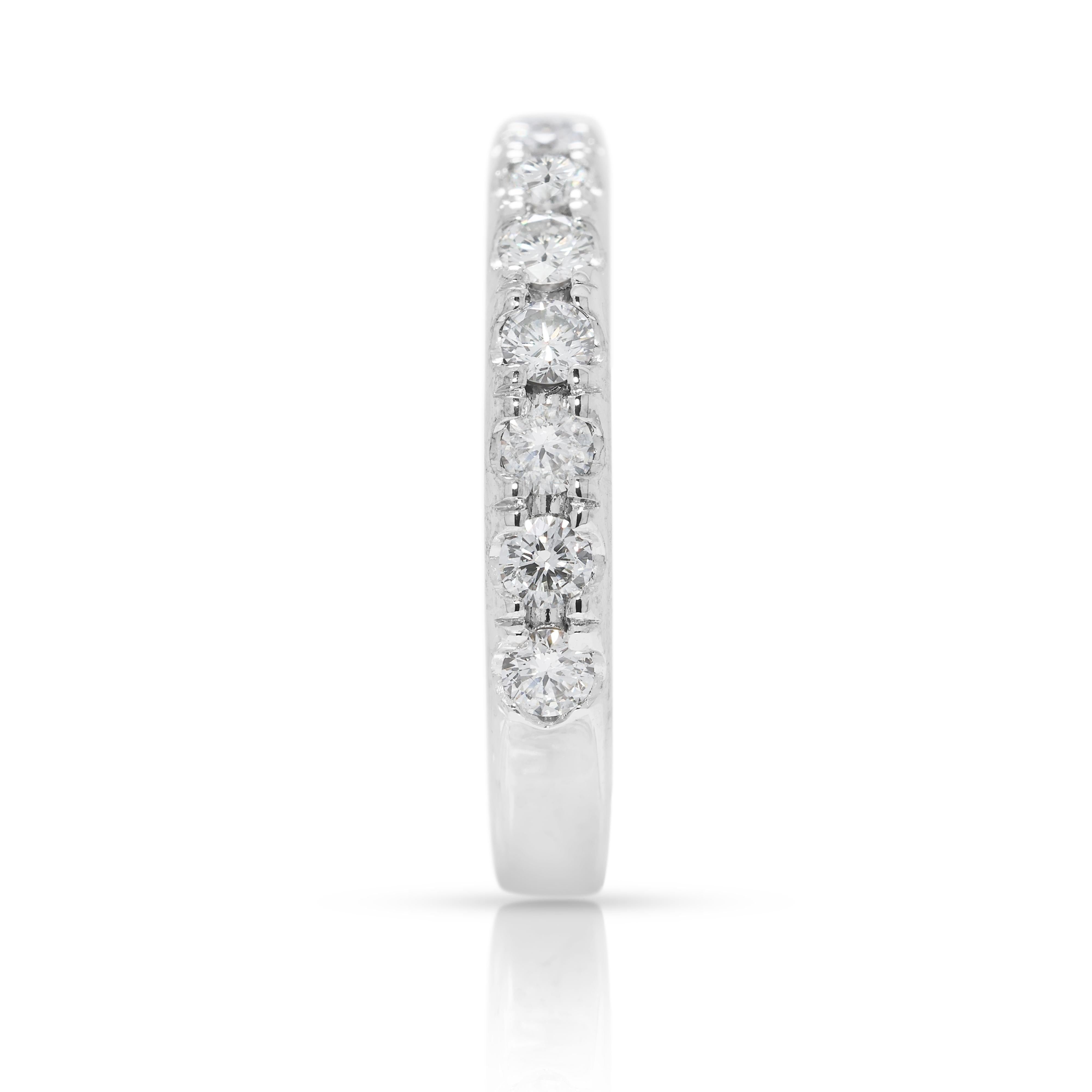 Elegante bague en or blanc 18 carats ornée d'un diamant naturel de 0,75 ct. Pour femmes en vente