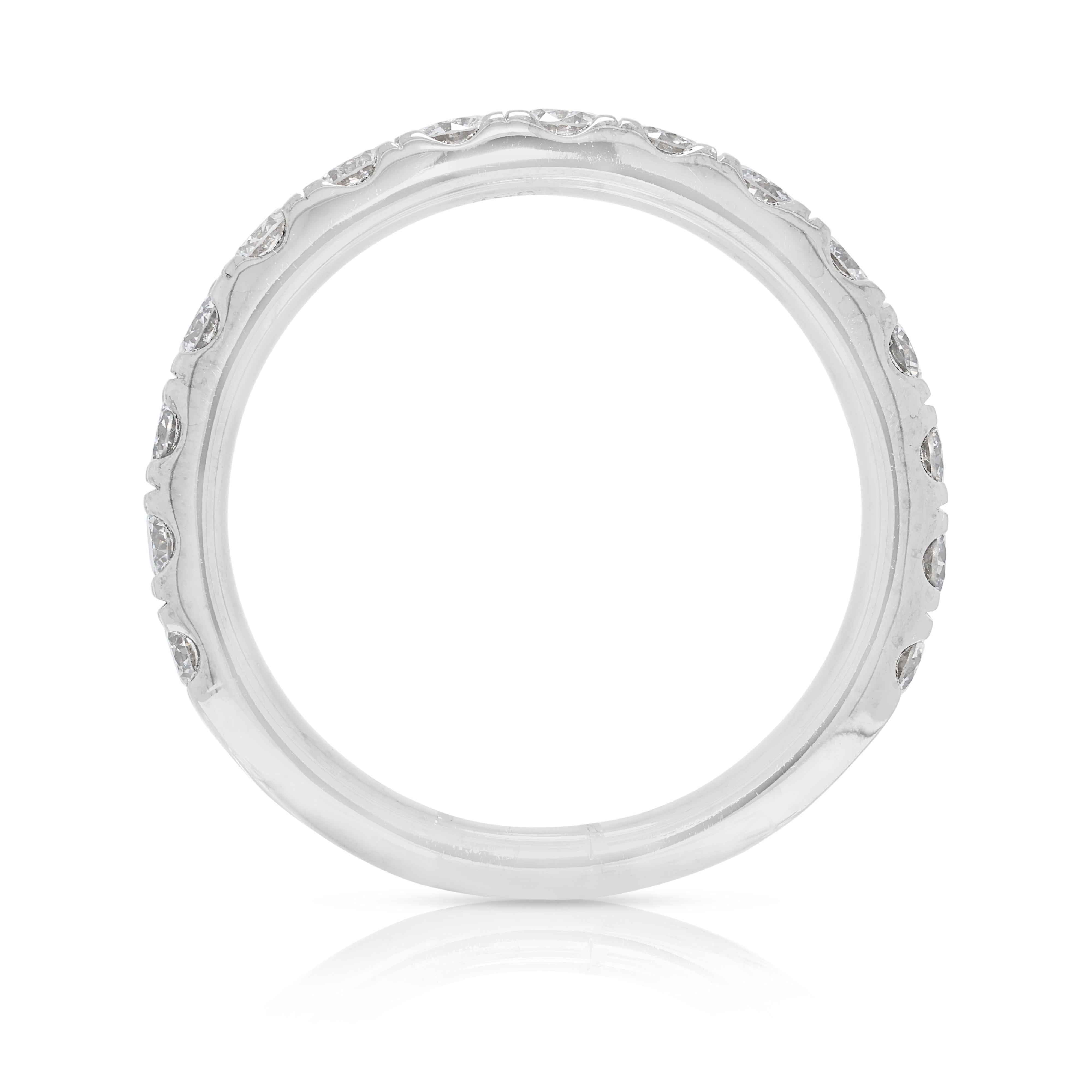 Elegante bague en or blanc 18 carats ornée d'un diamant naturel de 0,75 ct. en vente 2