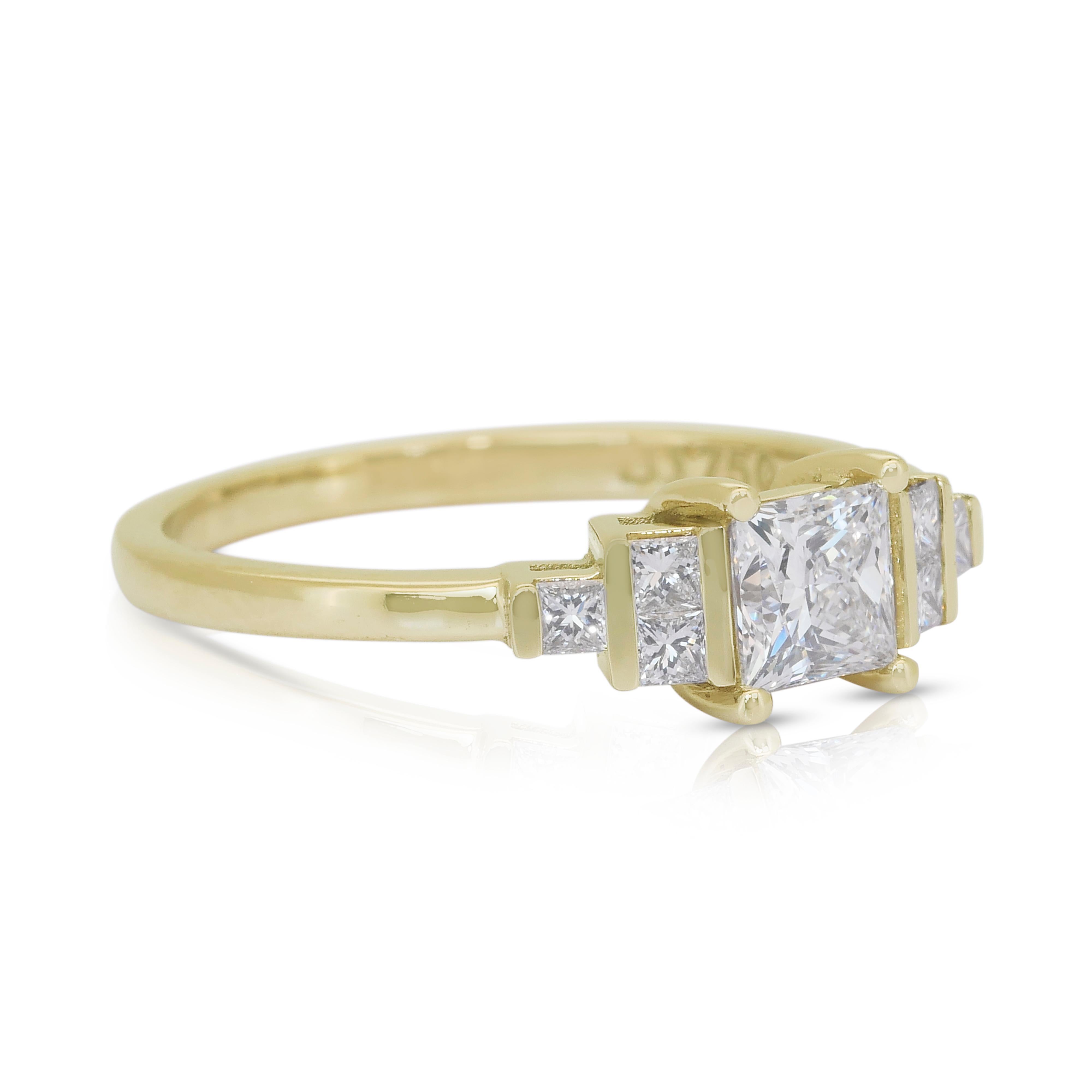 Elegant 0.75ct Natural Diamonds 7-Stone Ring in 18k Yellow Gold - GIA Certified

Crafted in lustrous 18k yellow gold, this exquisite ring features a 0.54-carat square-cut diamond with brilliant color and clarity, offering exceptional radiance.