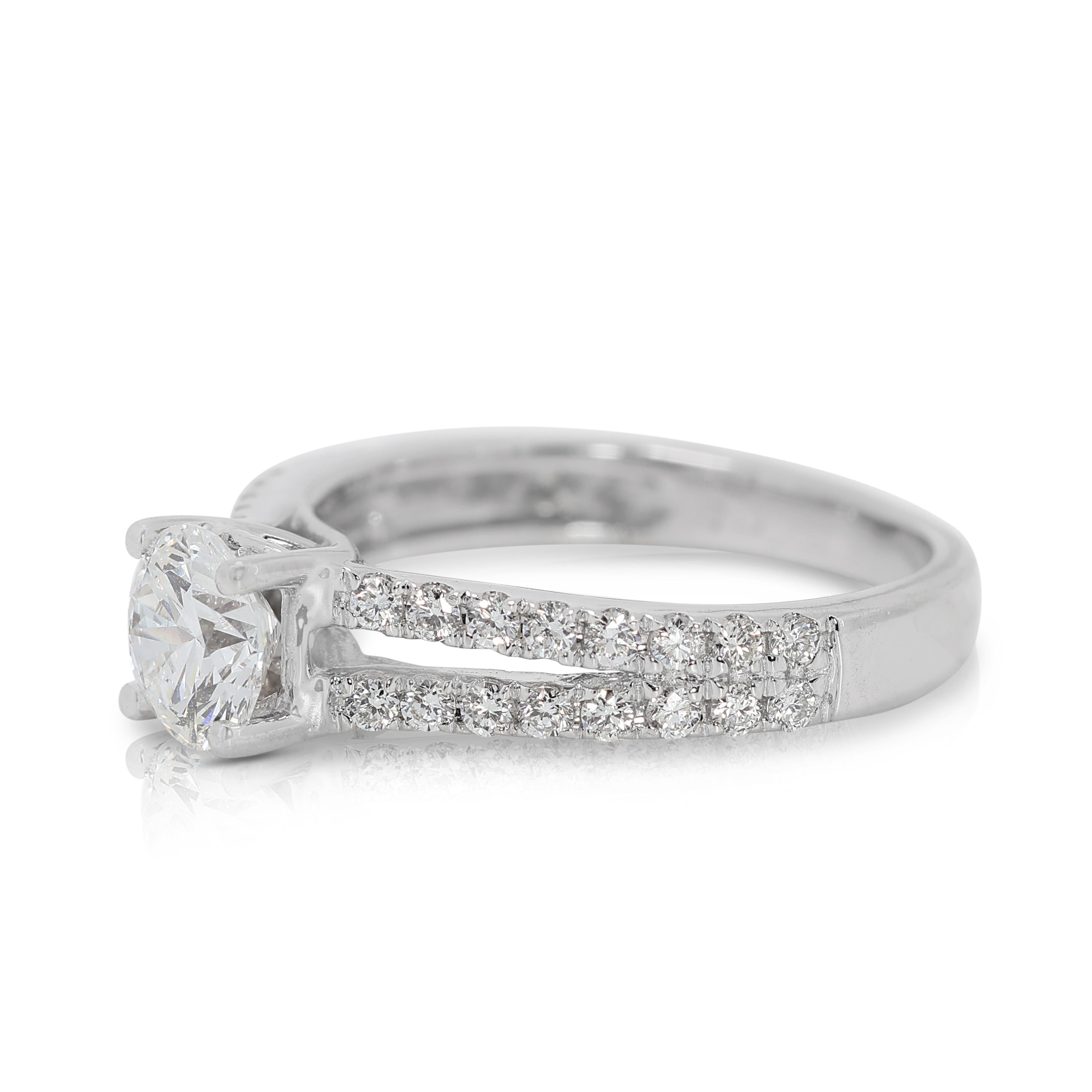 Elegant 0.82 carat Natural Diamond Pave Ring in 18K White Gold In Excellent Condition For Sale In רמת גן, IL