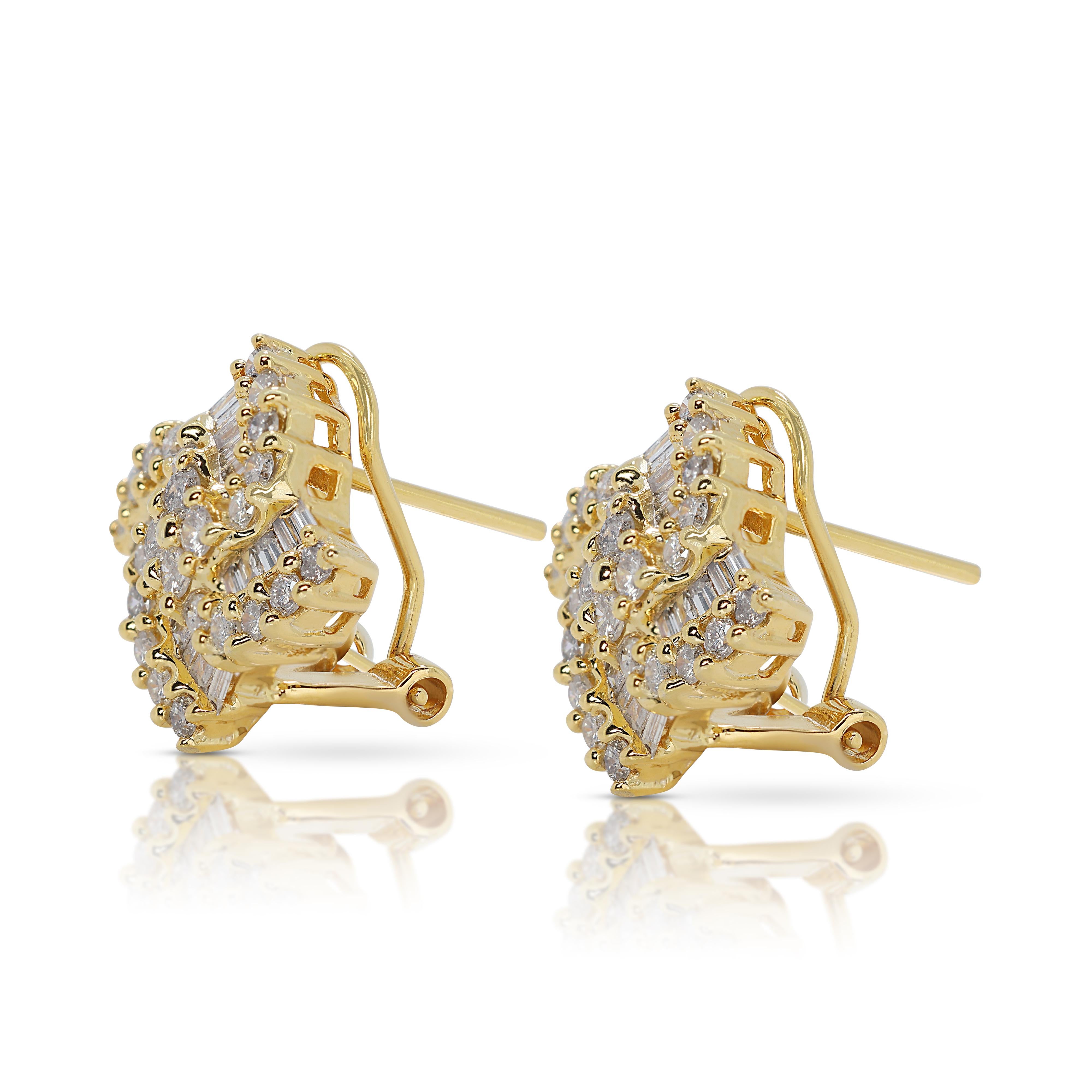 Elegant 0.84ct Diamonds Earrings in 18K Yellow Gold In Excellent Condition For Sale In רמת גן, IL