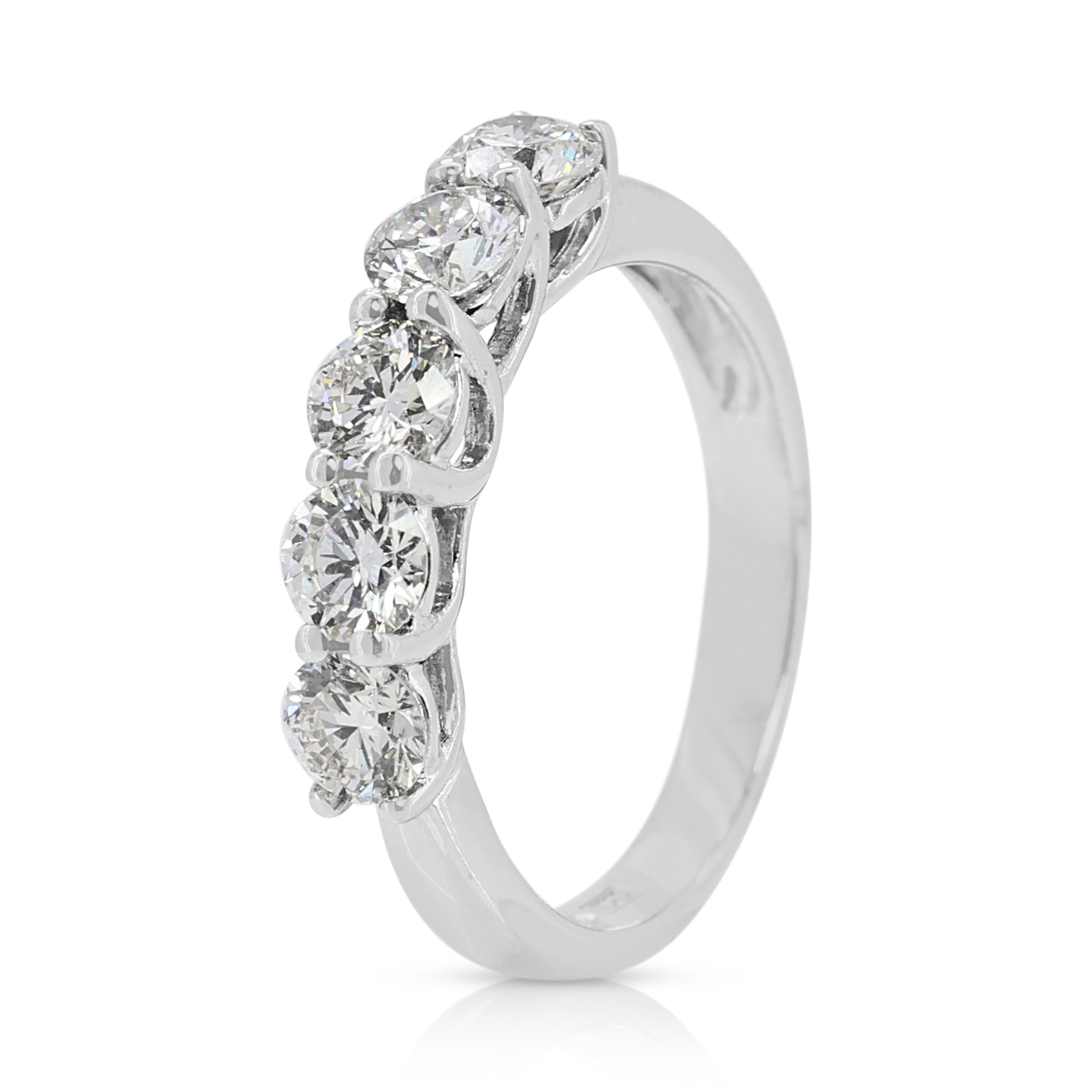 Élégante bague à 5 pierres en or blanc 18 carats avec diamants de 0,85 carat Excellent état à רמת גן, IL