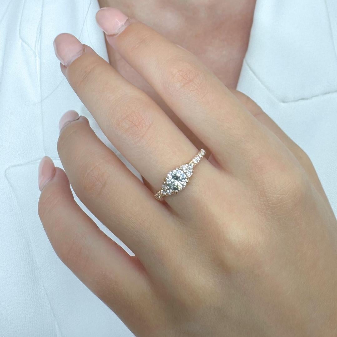 Elegante anello con pavé di diamanti da 0,88 carati in oro rosa 18k - Certificato IGI

Delicato e pieno di charme, questo anello in oro rosa 18 carati presenta un diamante centrale dal taglio rotondo da 0,60 carati. La sua brillantezza è completata