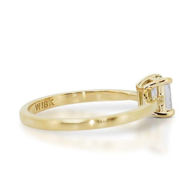 Eleganter 0,9 Karat Smaragd-Diamantring aus 18 Karat Gelbgold mit Smaragd (Smaragdschliff) im Angebot