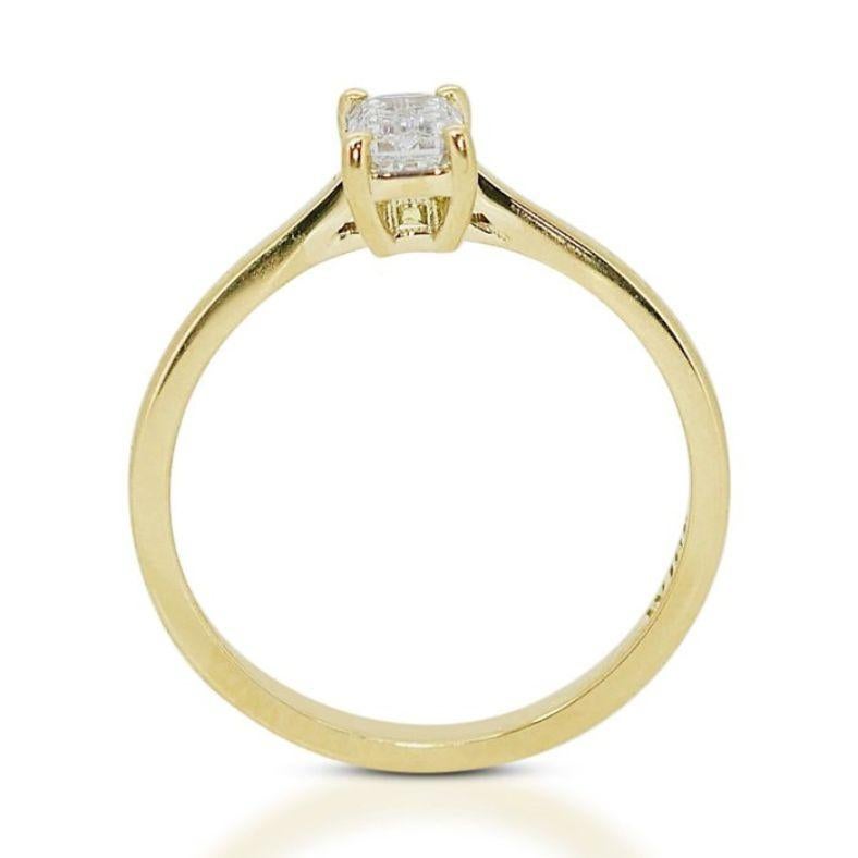Elegant 0.9 Carat Emerald Diamond Ring in 18K Yellow Gold For Sale 1
