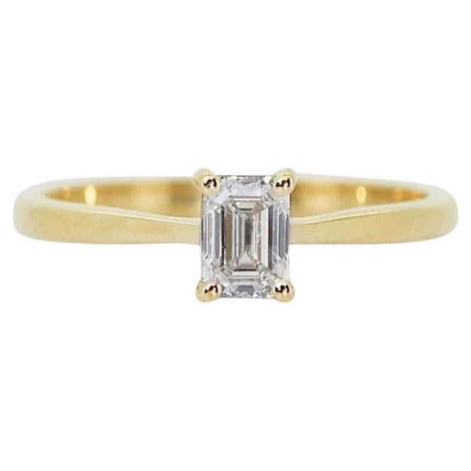 Elegant 0.9 Carat Emerald Diamond Ring in 18K Yellow Gold For Sale
