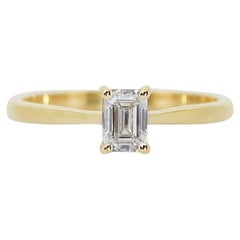 Elegant 0.9 Carat Emerald Diamond Ring in 18K Yellow Gold