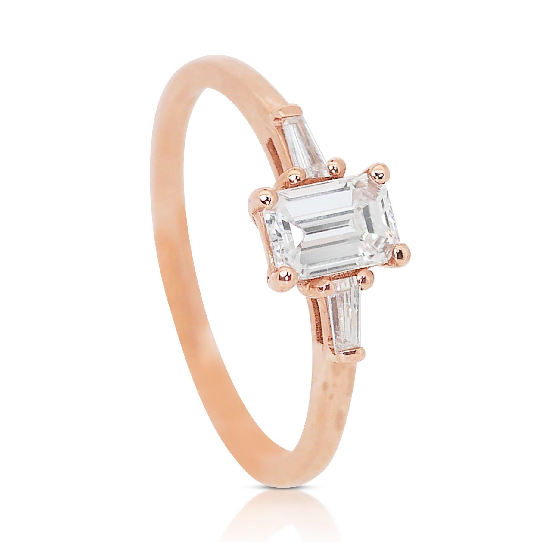 Taille émeraude Élégante bague à 3 pierres en or rose 18 carats avec diamant taille émeraude de 0,90 carat, certifié GIA en vente