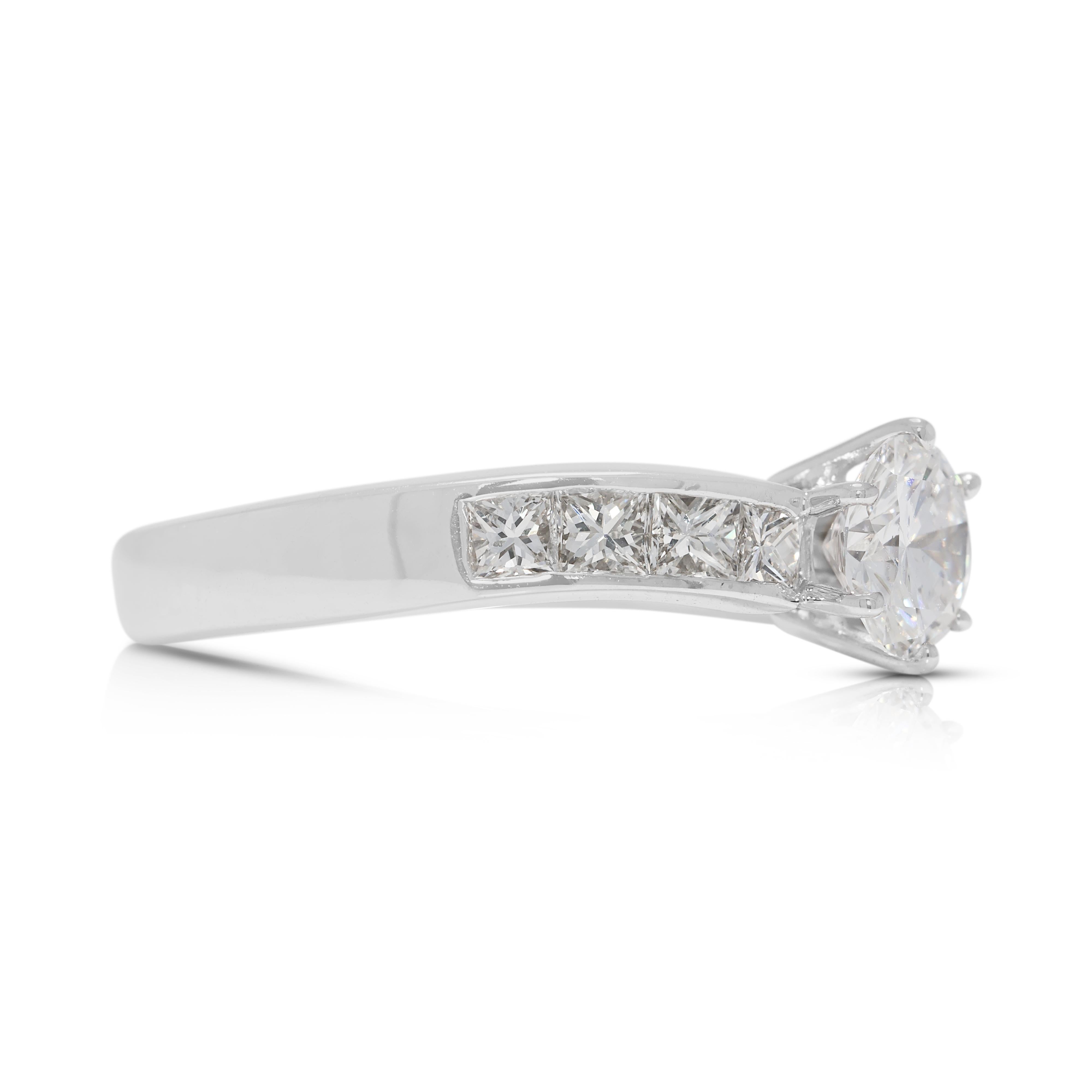 Elegante anillo con pavé de diamantes naturales de 0,90 ct en oro blanco de 18 quilates en Excelente estado para la venta en רמת גן, IL