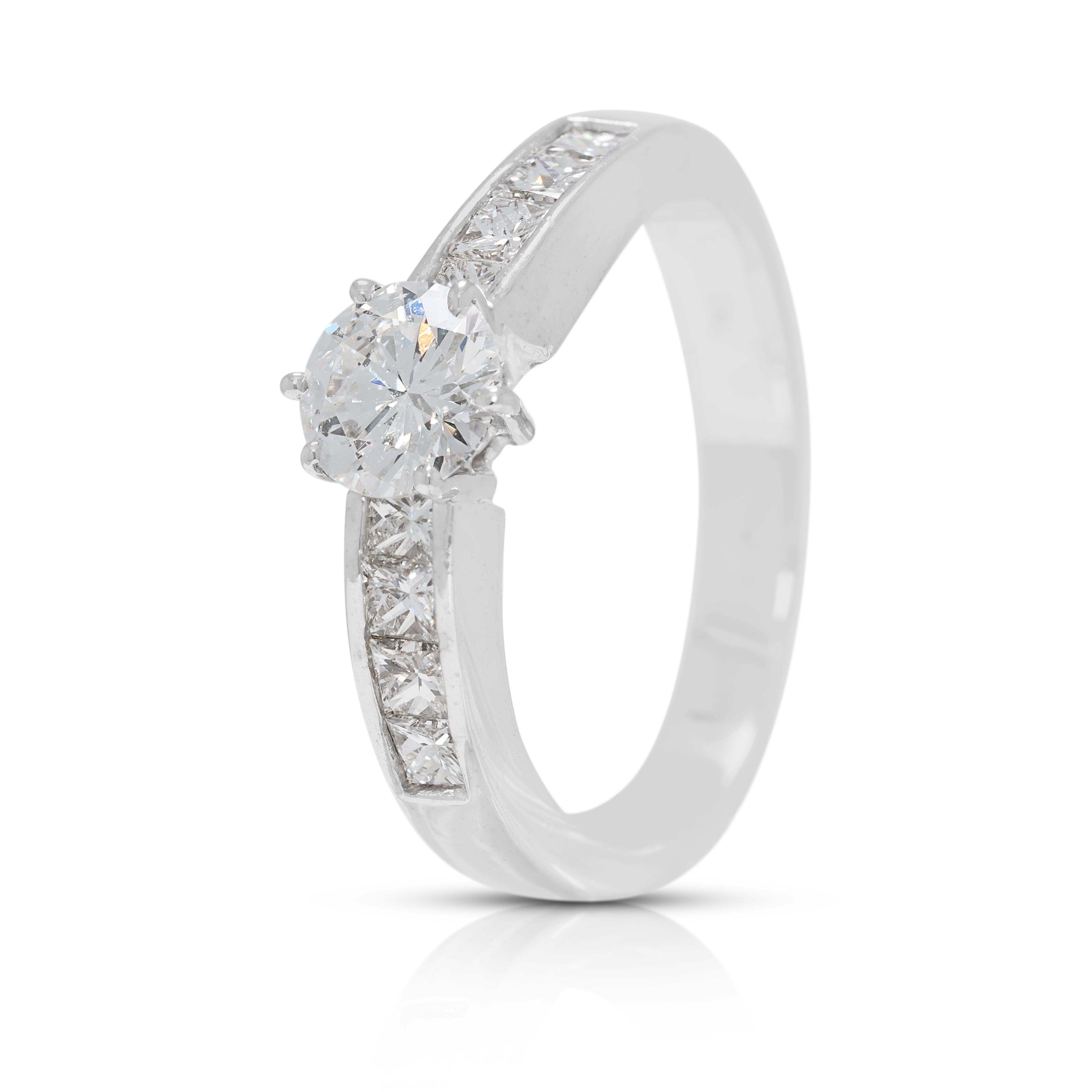 Elegante anillo con pavé de diamantes naturales de 0,90 ct en oro blanco de 18 quilates en venta 1
