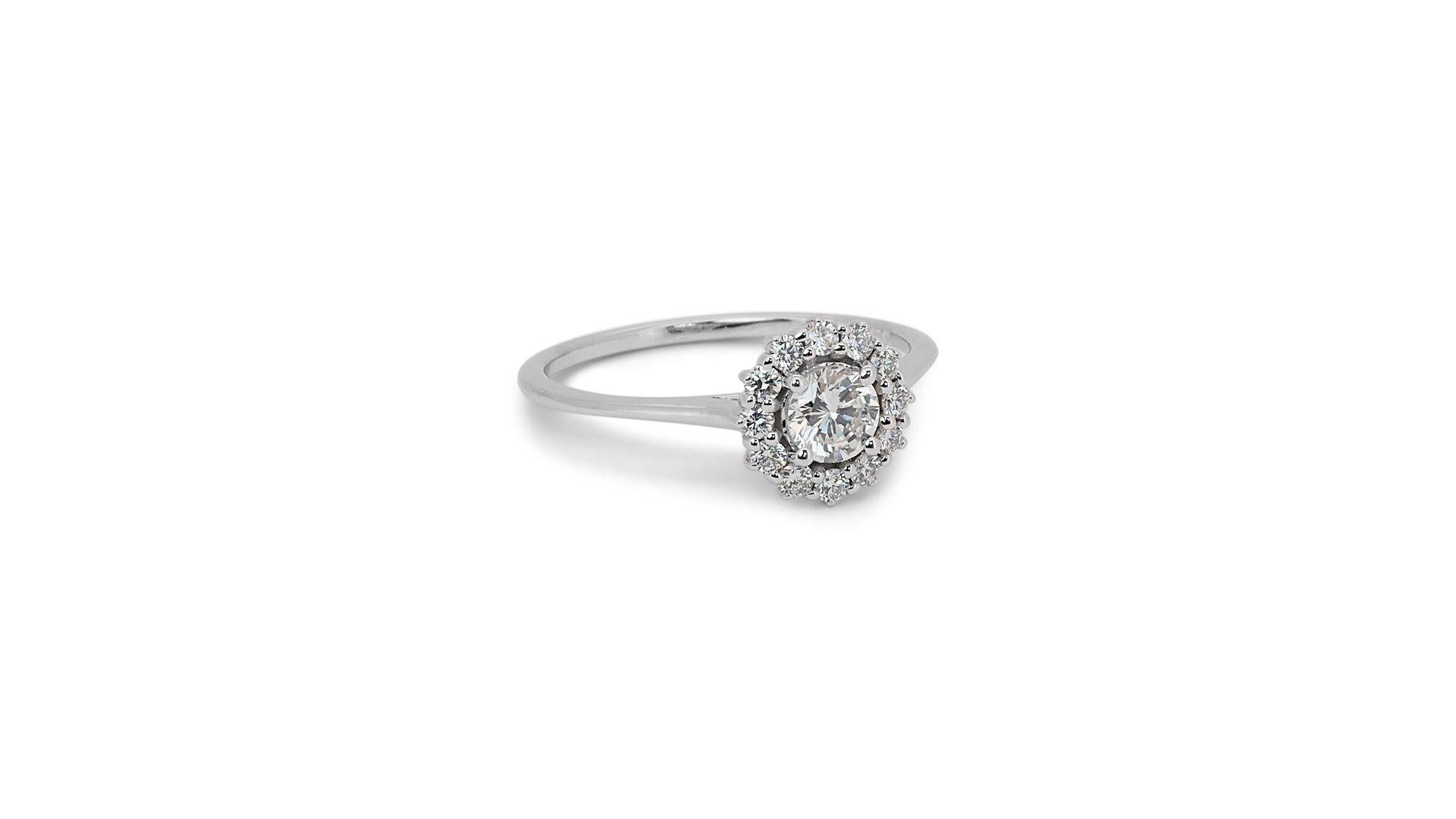 Elegant 0.91ct Triple Excellent Ideal Cut Diamonds Halo Ring in 18k White Gold In New Condition In רמת גן, IL