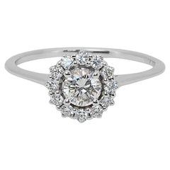 Elegante Anillo Halo con Triple Diamante Excelente Talla Ideal de 0,91 ct en Oro Blanco de 18k 