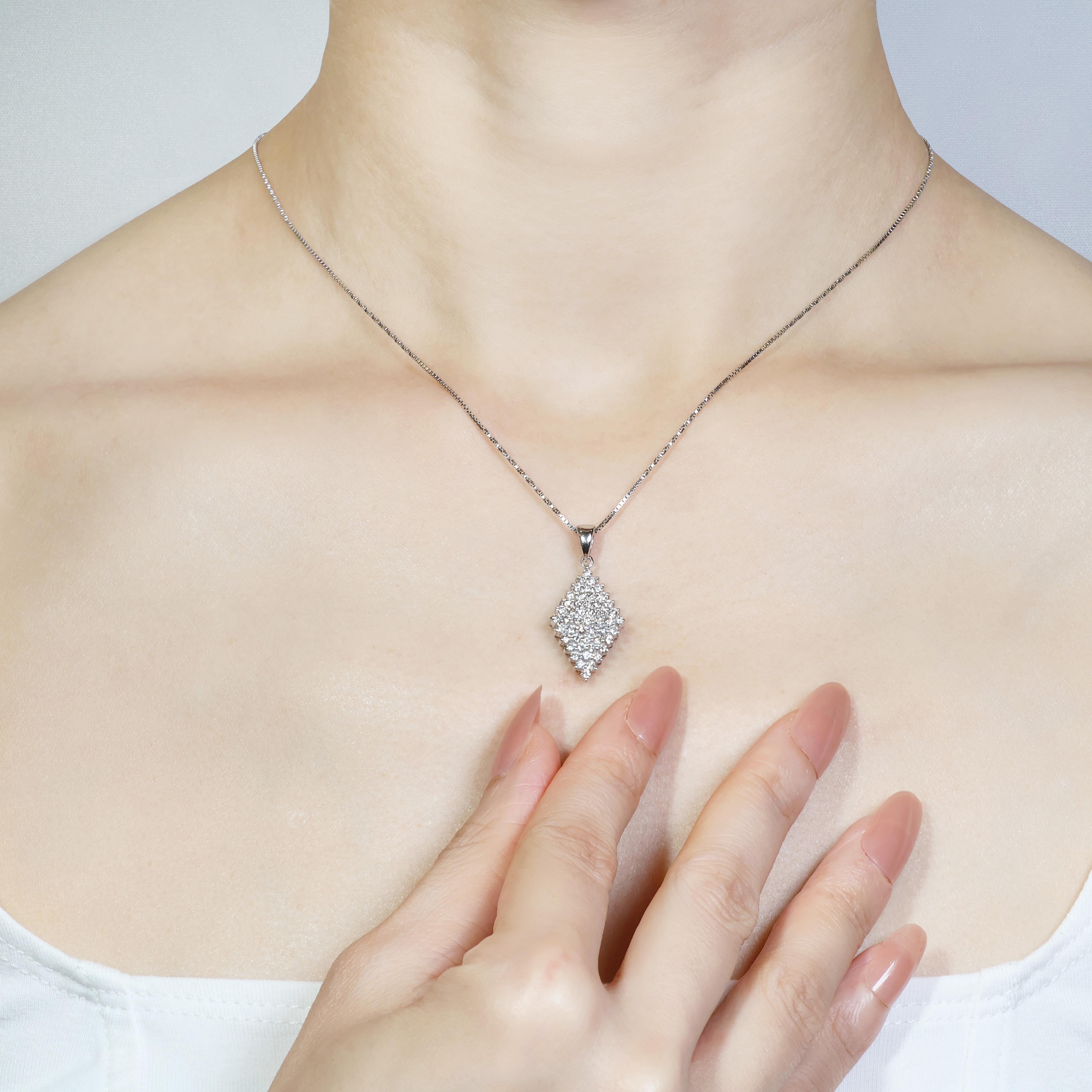 Élevez votre style avec ce pendentif étincelant en or blanc 18 carats orné de diamants. Orné de 49 diamants ronds et brillants et d'une taille de L-27MM, ce pendentif présente une brillance et un style captivants Les diamants, de couleur H et de