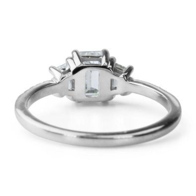 Elegant 1 Carat Emerald Diamond Ring with Side Accents For Sale 1