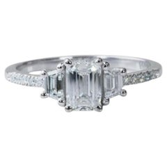 Eleganter 1 Karat Smaragd-Diamant-Ring mit seitlichen Akzenten