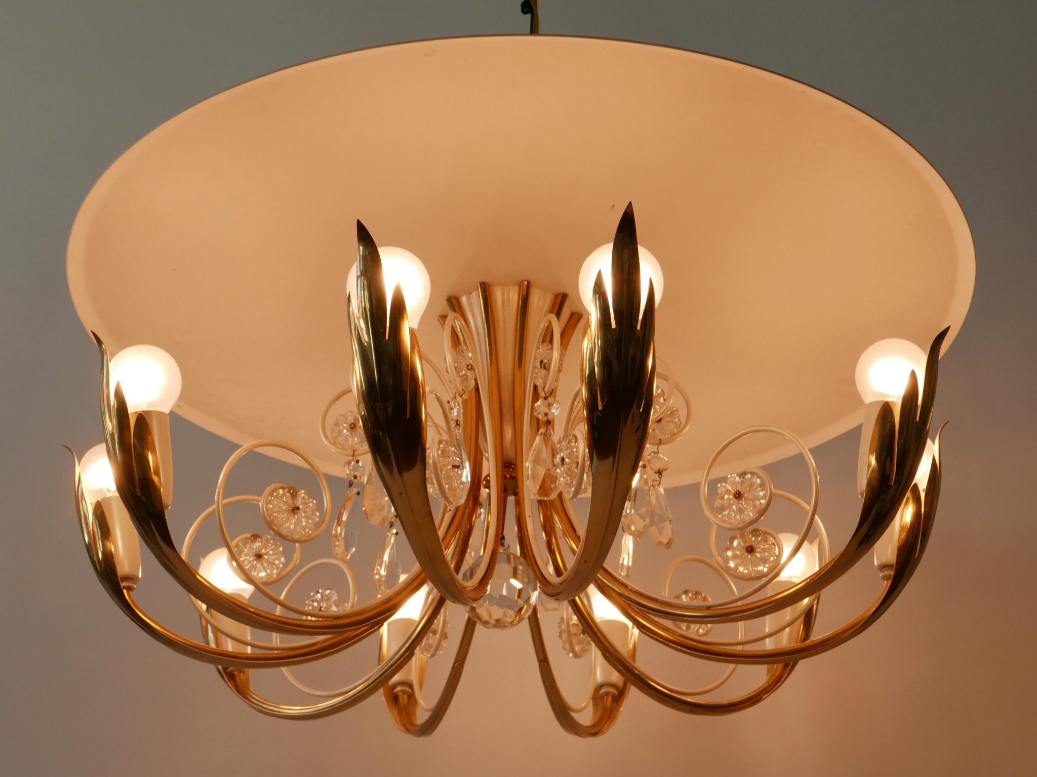 Rare, elegant, large & highly decorative Mid-Century Modern 10-flamed chandelier or ceiling lamp. Designed and manufactured by Vereinigte Werkstätten, Germany, 1950s.

Executed in brass and aluminium, the chandelier needs 10 x E14 / E12 Edison