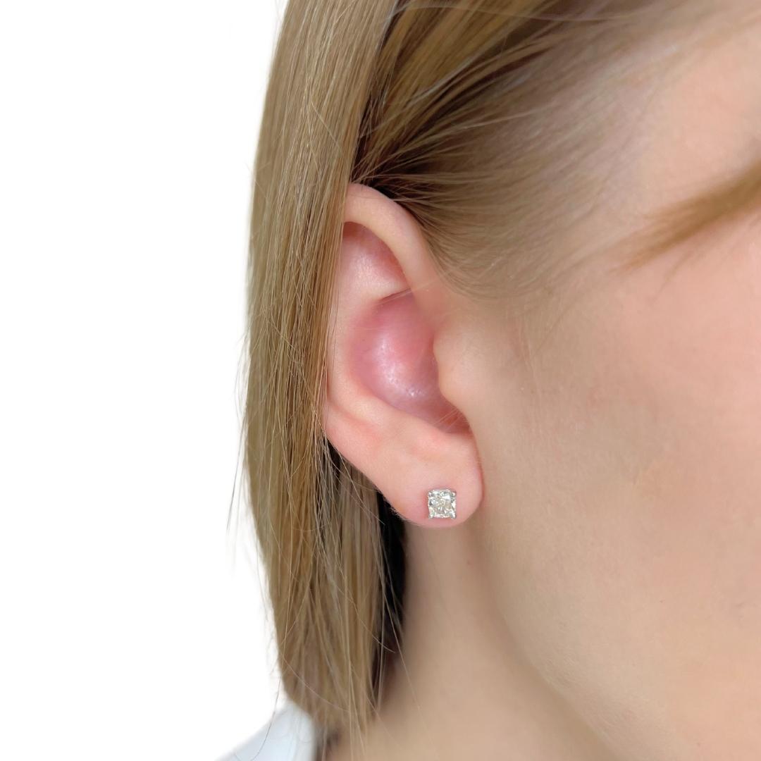 Elegant 1.00ct Diamonds Stud Earrings in 18k White Gold - GCI Certified

Add a touch of timeless sophistication with these dazzling diamond stud earrings, beautifully crafted in 18k white gold. These earrings exude refined brilliance, featuring two