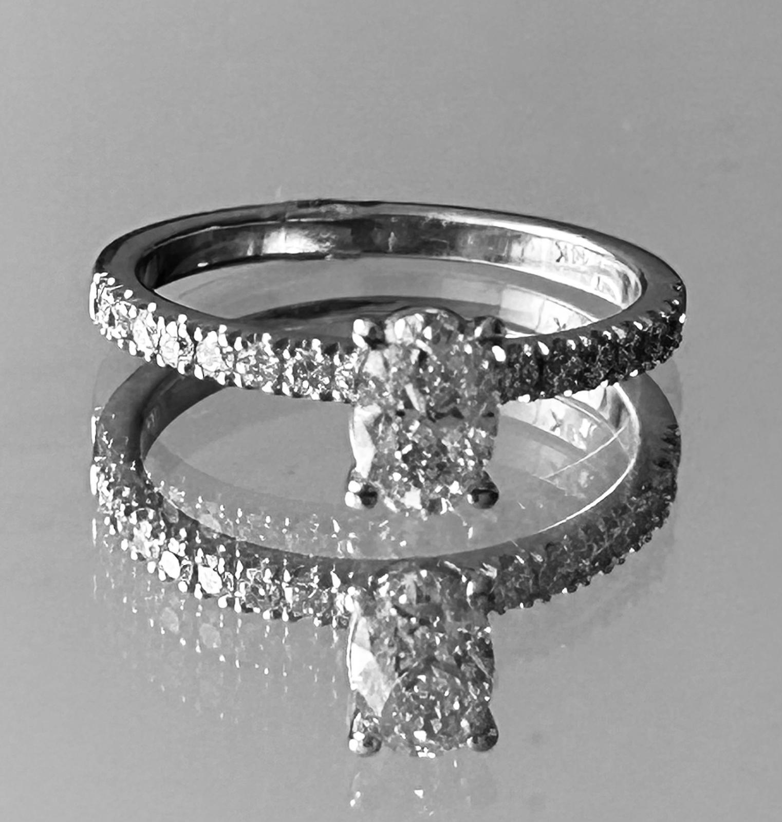 Fügen Sie Ihrer Schmucksammlung zeitlose Raffinesse hinzu mit diesem anmutigen Cocktailring mit einem schillernden Diamanten im Ovalschliff von 0,76 ct. I/VVS, der von 26 runden Brillanten an den Seiten von insgesamt 0,25 ct. perfekt akzentuiert