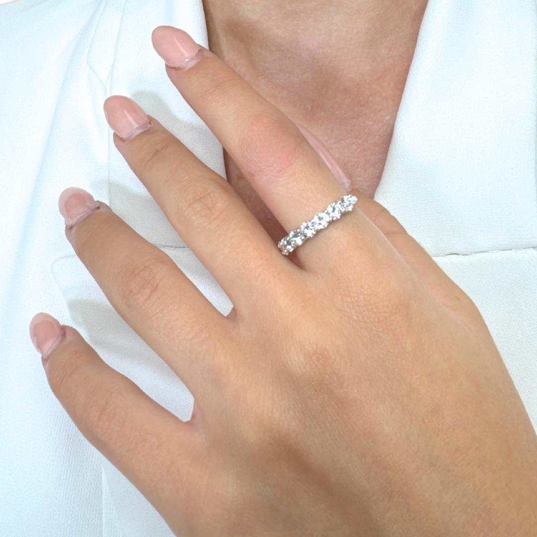 Elegante anello a mezza eternità con diamanti da 1,03 carati in oro rosa 18 carati - certificato IGI

Realizzato in un romantico oro rosa 18 carati, questo elegante anello è impreziosito da sette splendidi diamanti rotondi per un totale di 1,03