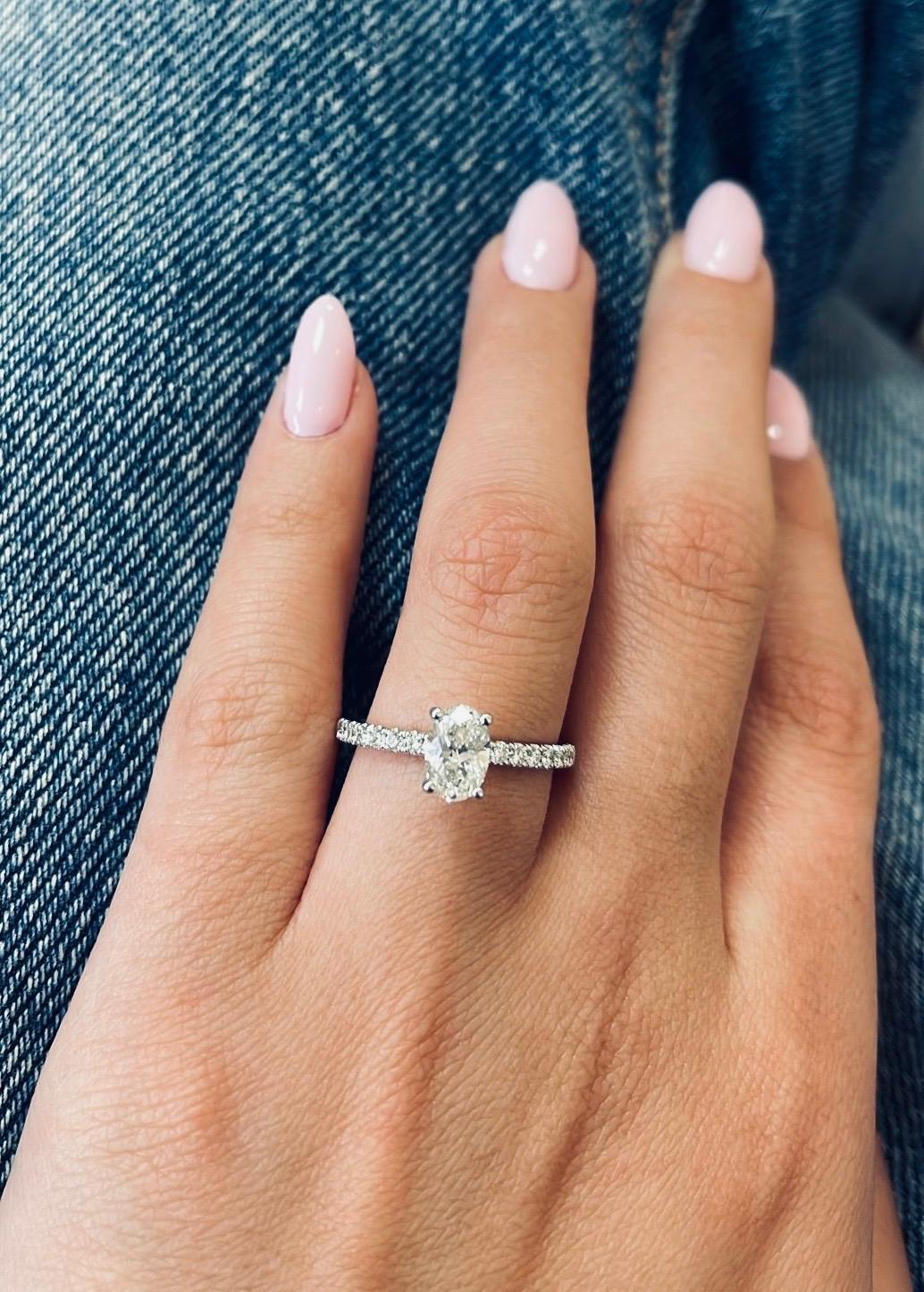 Dieser Cocktailring ist ein schillernder Ausdruck zeitloser Eleganz. In seiner Mitte befindet sich ein Brillant im Ovalschliff mit 0,80 Karat (Farbe I, Reinheit VVS). Der Schaft ist mit 26 runden Brillanten von insgesamt 0,27 Karat verziert, die