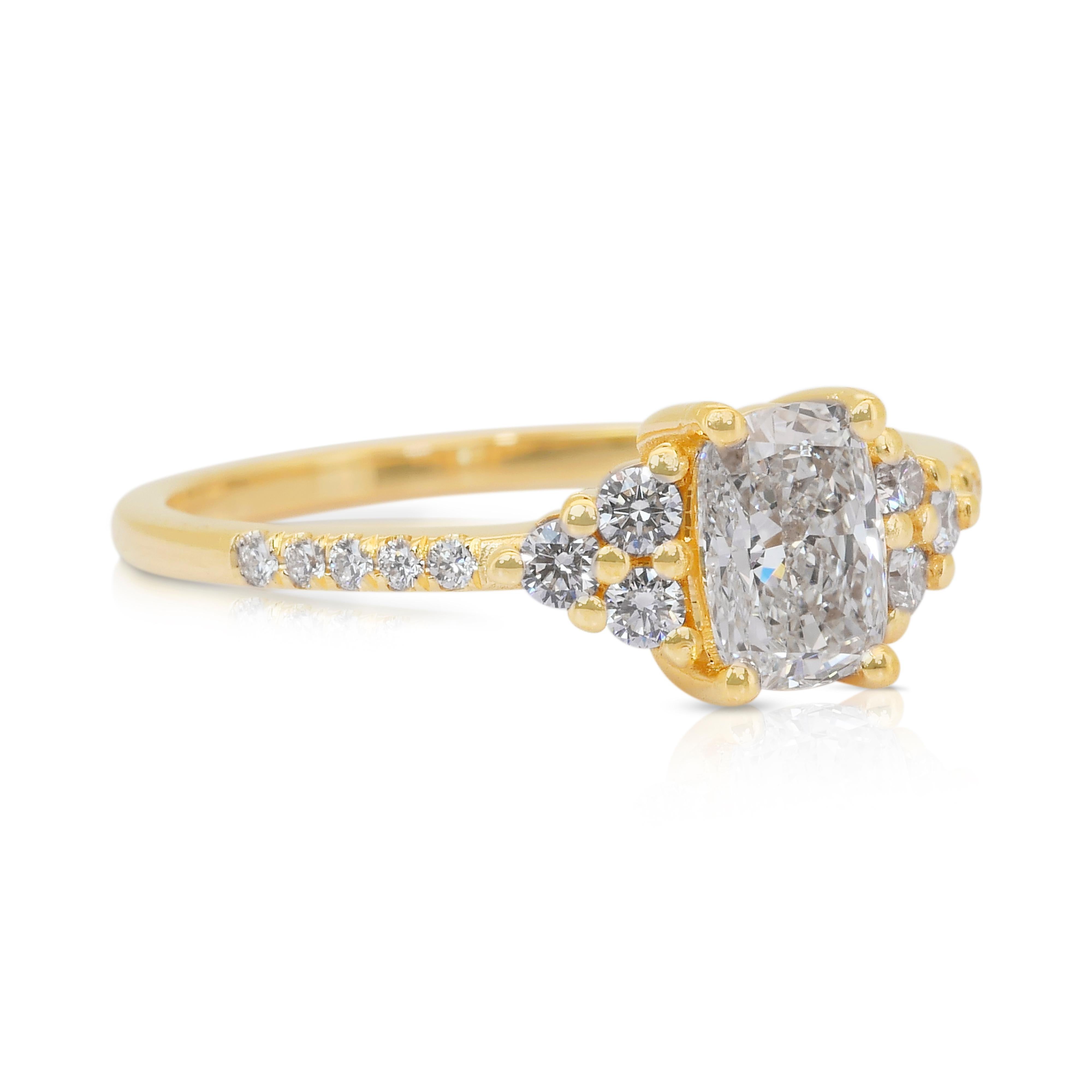 Anello Eleg con pavé di diamanti da 1,08 carati in oro giallo 18 carati - Certificato IGI

Raffinato e radioso, questo anello in oro giallo 18 carati è caratterizzato da un diamante di 0,83 carati con taglio a cuscino. Incorniciata da 16 diamanti