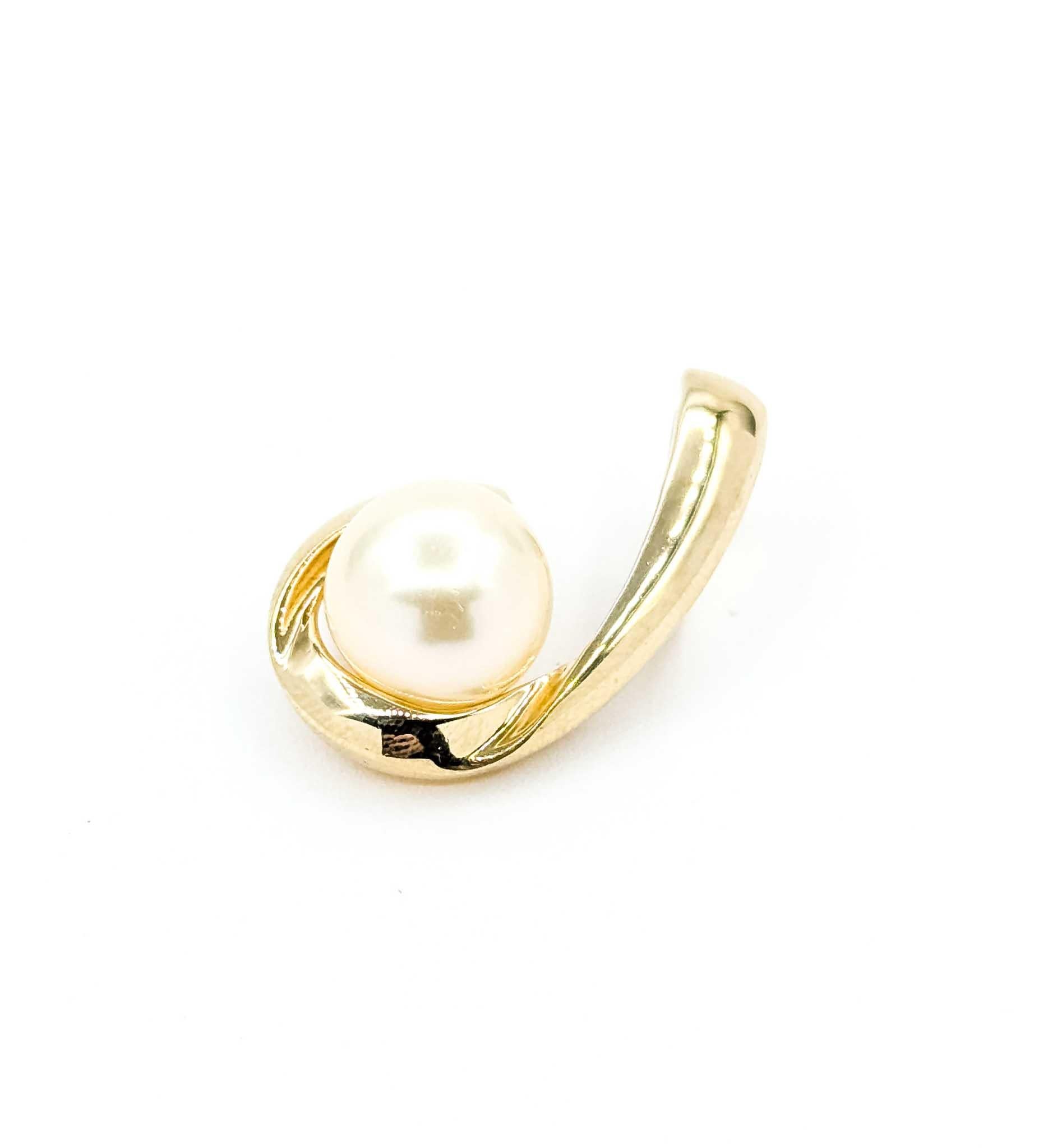 Dieser anmutige Anhänger ist aus 10 Karat Gelbgold gefertigt und mit einer leuchtenden 9,8-mm-Zuchtperle besetzt. Das Design zeichnet sich durch einen modernen, geschwungenen Goldrahmen aus, der die Perle sanft umschließt und eine fließende und