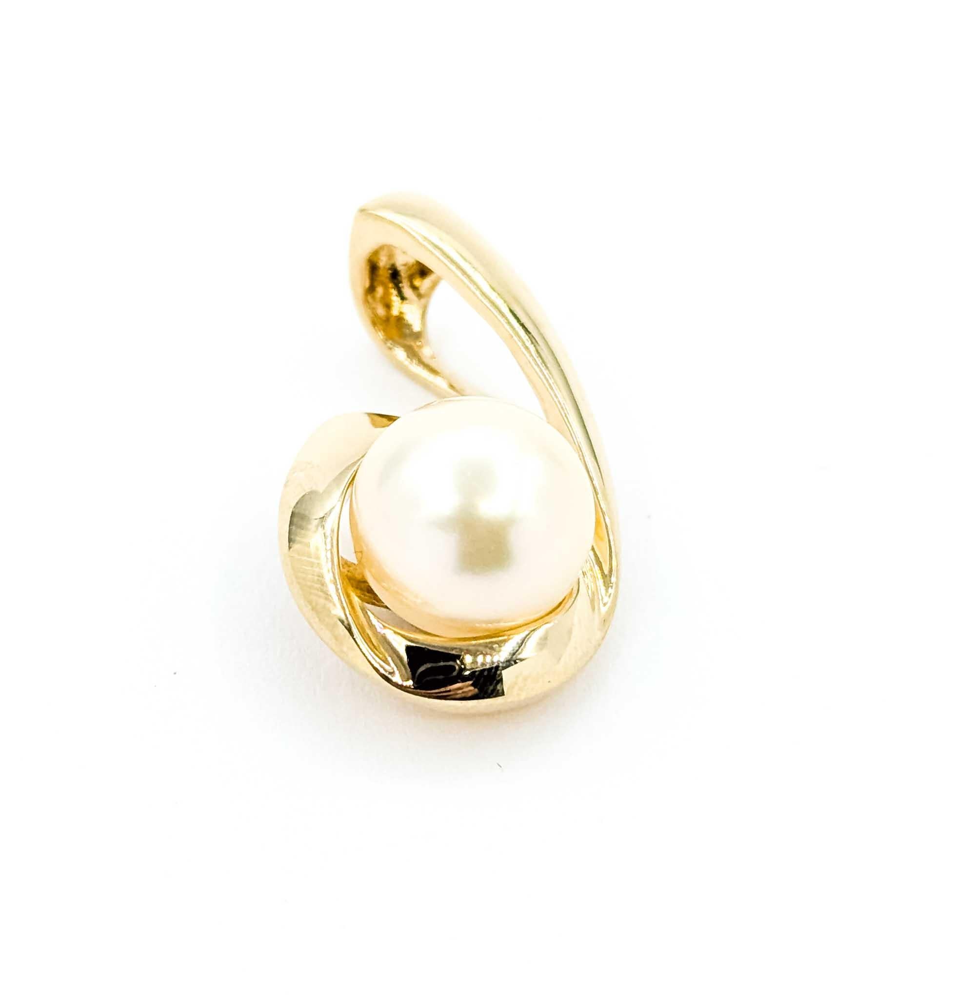 Eleganter Anhänger aus 10k Gelbgold mit 9,8mm Perle (Zeitgenössisch) im Angebot