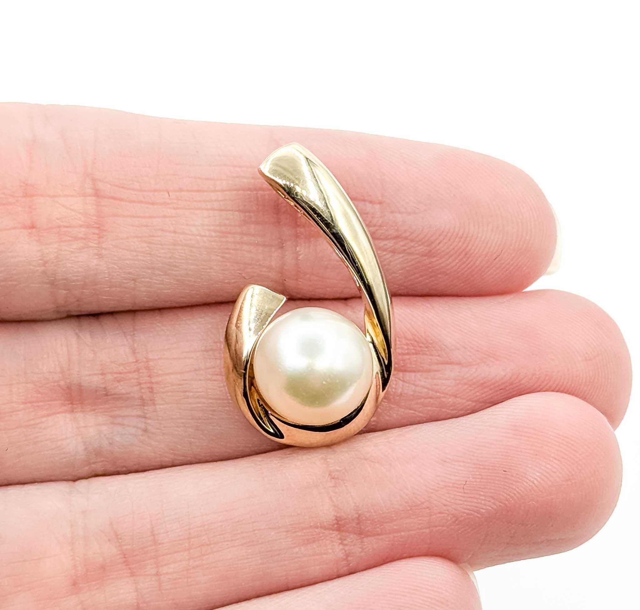 Eleganter Anhänger aus 10k Gelbgold mit 9,8mm Perle (Rundschliff) im Angebot