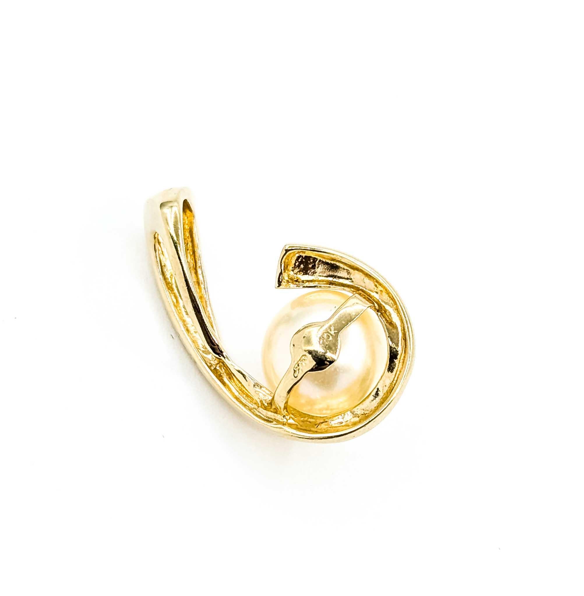 Eleganter Anhänger aus 10k Gelbgold mit 9,8mm Perle im Angebot 1
