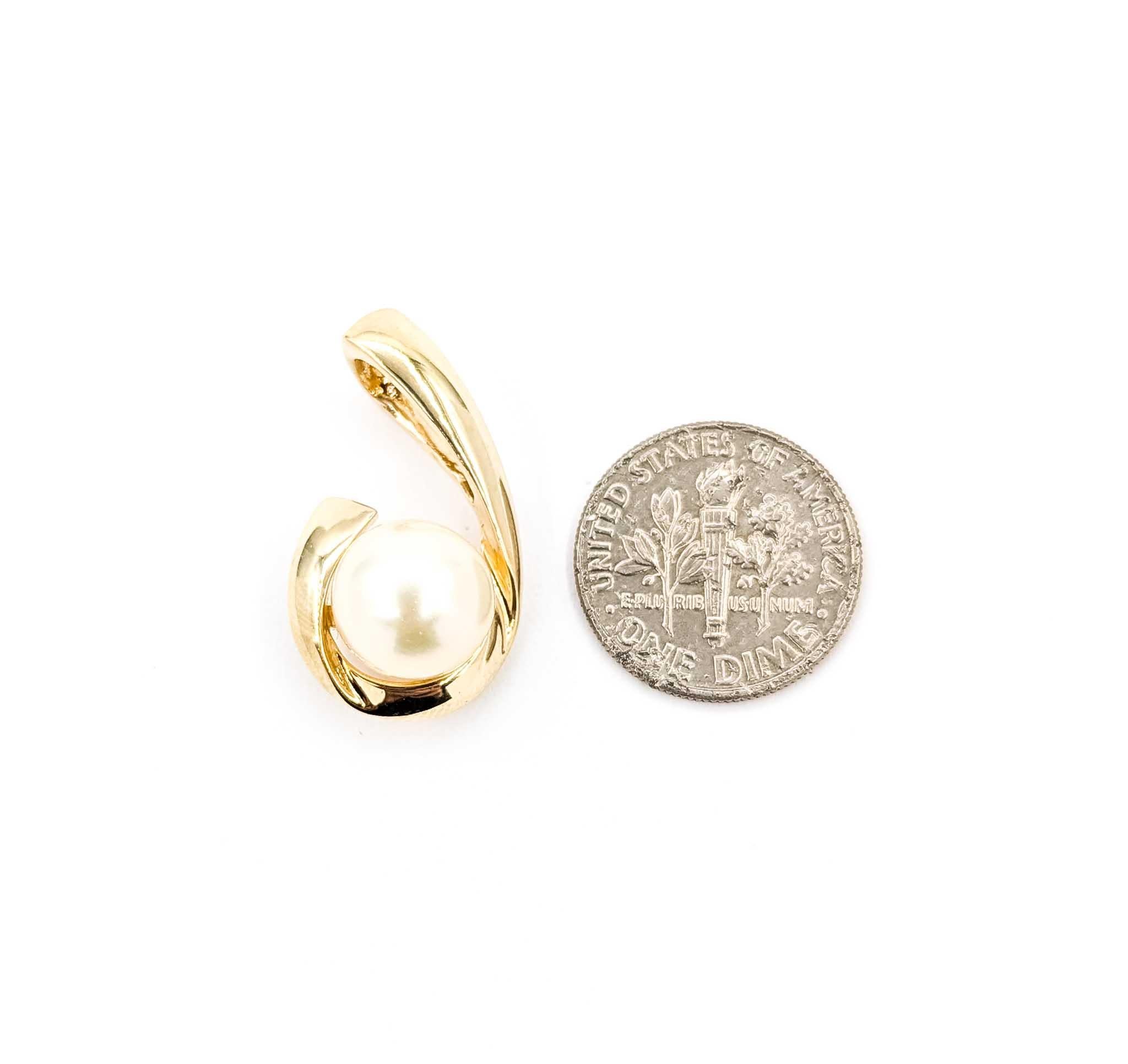Eleganter Anhänger aus 10k Gelbgold mit 9,8mm Perle im Angebot 2