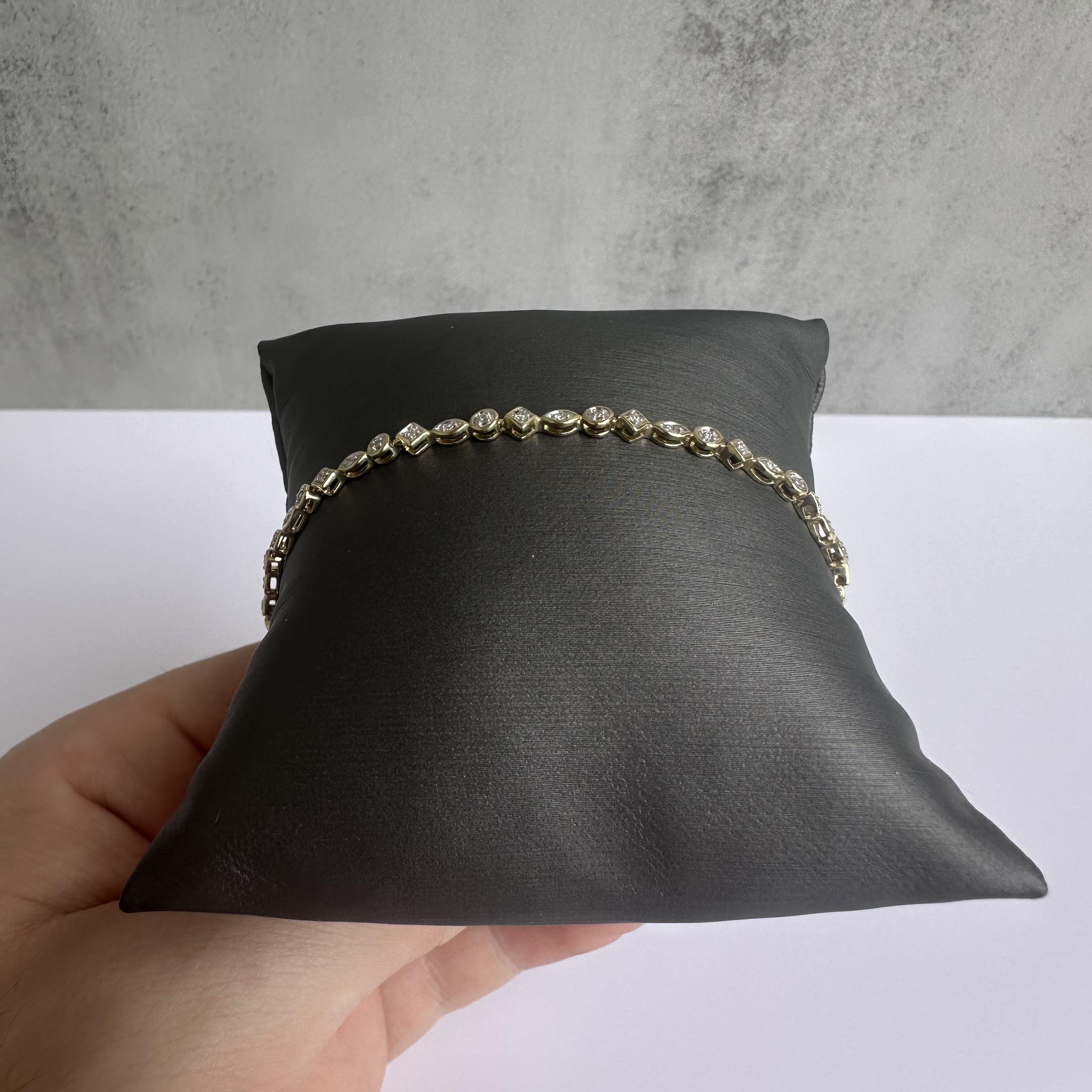 Add a touch of elegance to your jewelry collection with this stunning 10kt Yellow Gold Diamond Bracelet, featuring 0.25 carats of GH I1 eye clean natural diamonds. This bracelet combines classic sophistication with modern luxury, perfect for adding