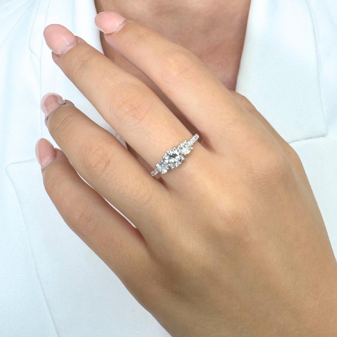 Elegant 1.10ct Diamonds 3-Stone Ring in 18k White Gold - IGI Certified (bague à 3 pierres en or blanc 18 carats)

Éblouissante et raffinée, cette bague à trois pierres en or blanc 18 carats, ornée de diamants, témoigne d'une élégance intemporelle
