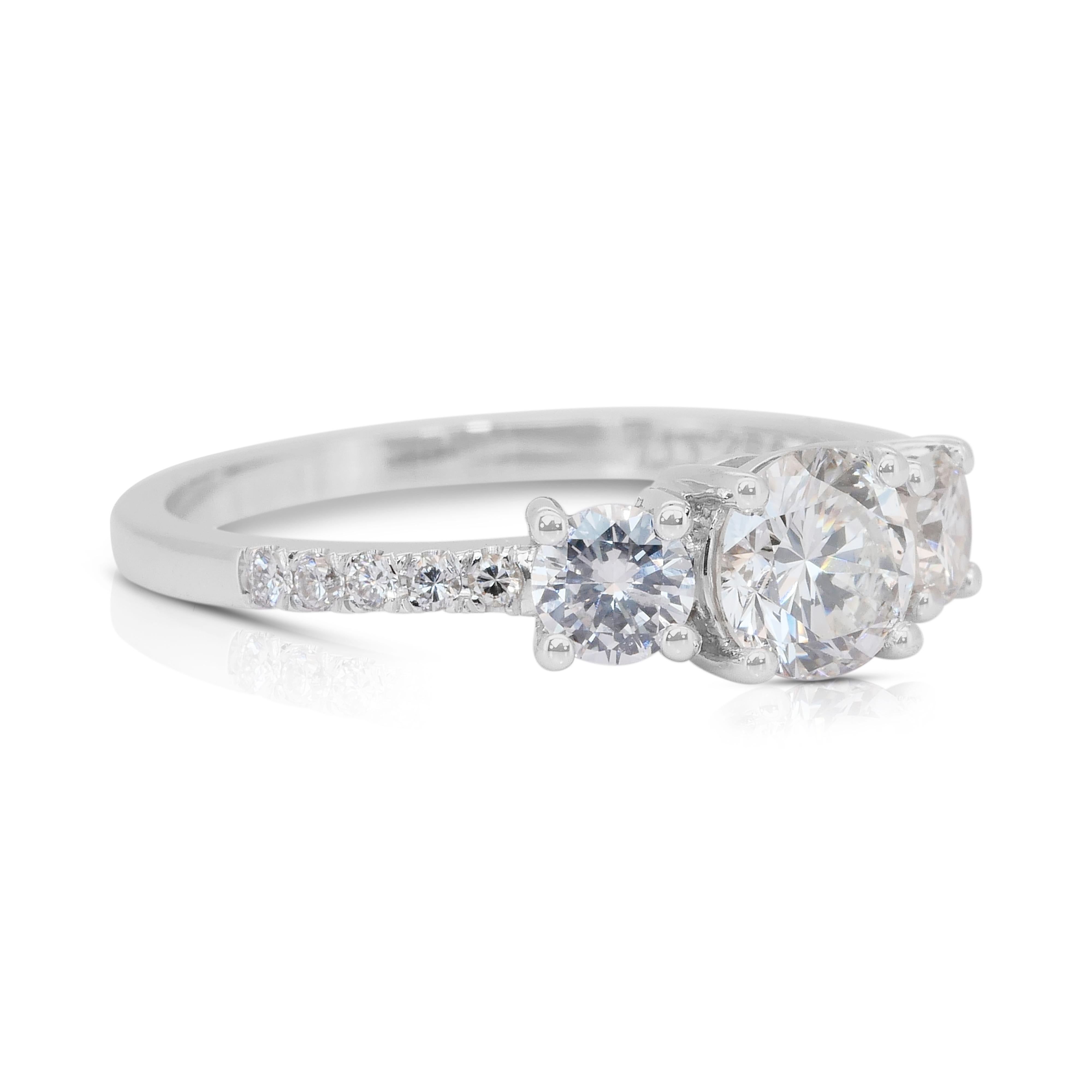 Taille ronde Elegant 1.10ct Diamonds 3-Stone Ring in 18k White Gold - IGI Certified (bague à 3 pierres en or blanc 18 carats) en vente