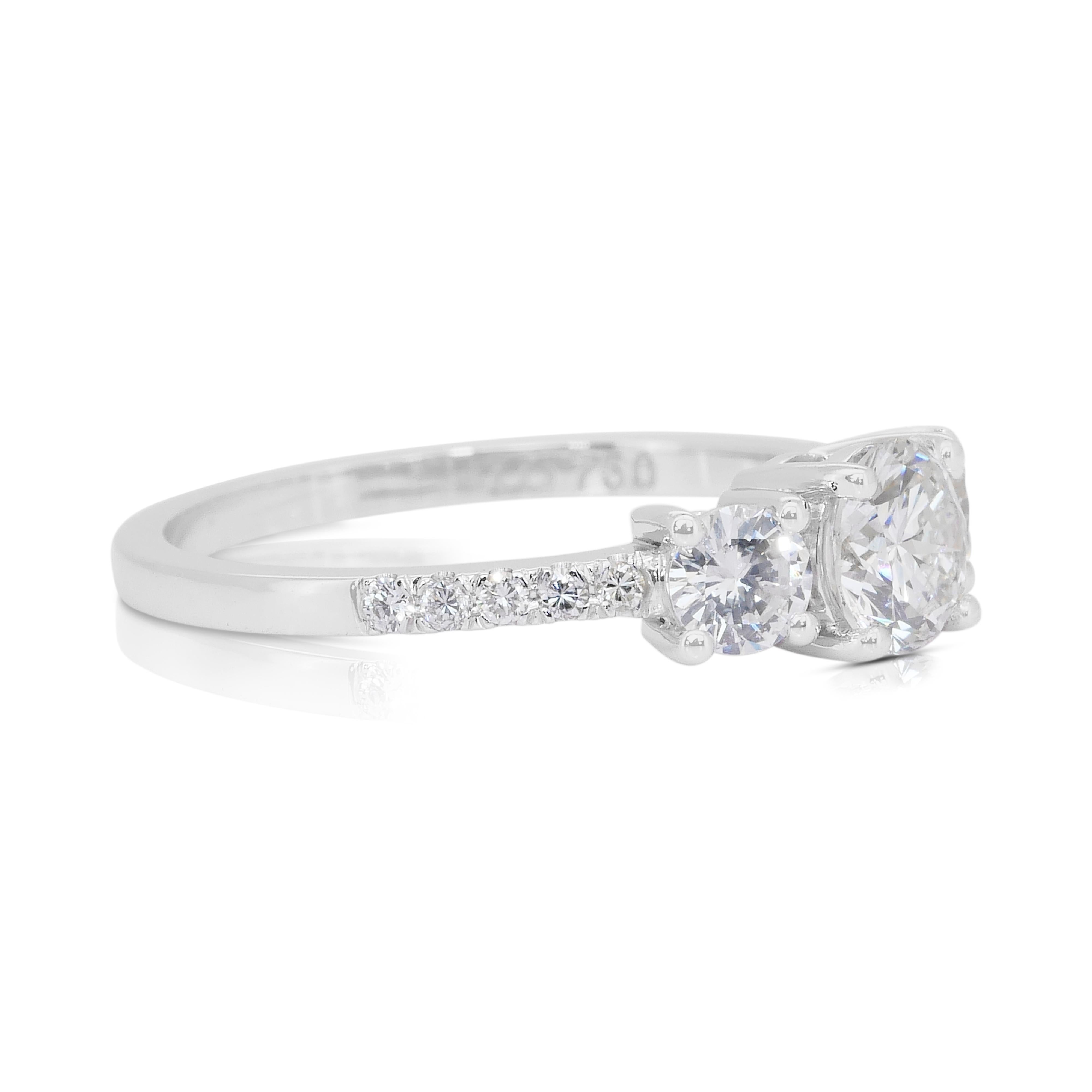 Elegant 1.10ct Diamonds 3-Stone Ring in 18k White Gold - IGI Certified (bague à 3 pierres en or blanc 18 carats) Neuf - En vente à רמת גן, IL