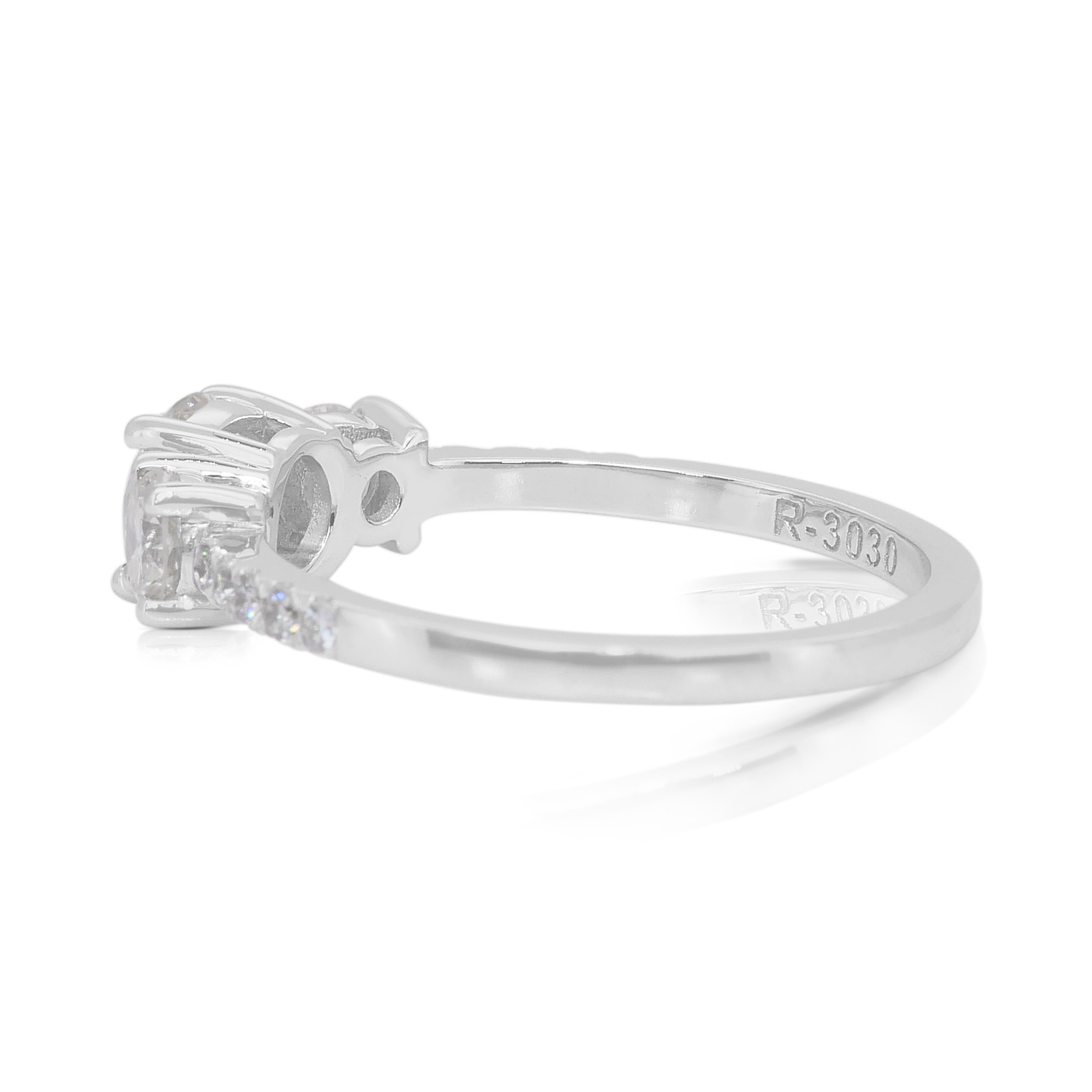 Elegant 1.10ct Diamonds 3-Stone Ring in 18k White Gold - IGI Certified (bague à 3 pierres en or blanc 18 carats) en vente 1
