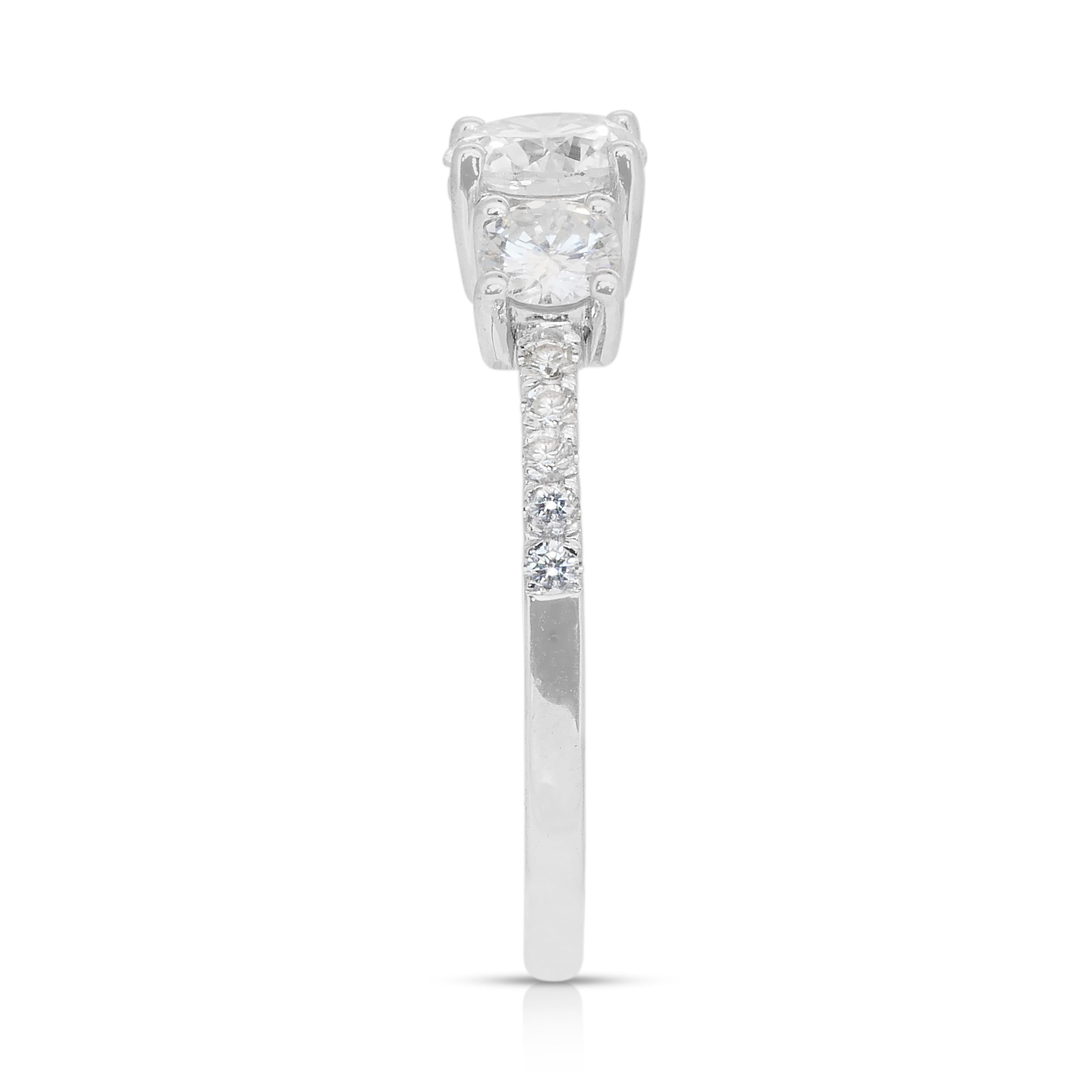 Elegant 1.10ct Diamonds 3-Stone Ring in 18k White Gold - IGI Certified (bague à 3 pierres en or blanc 18 carats) en vente 2
