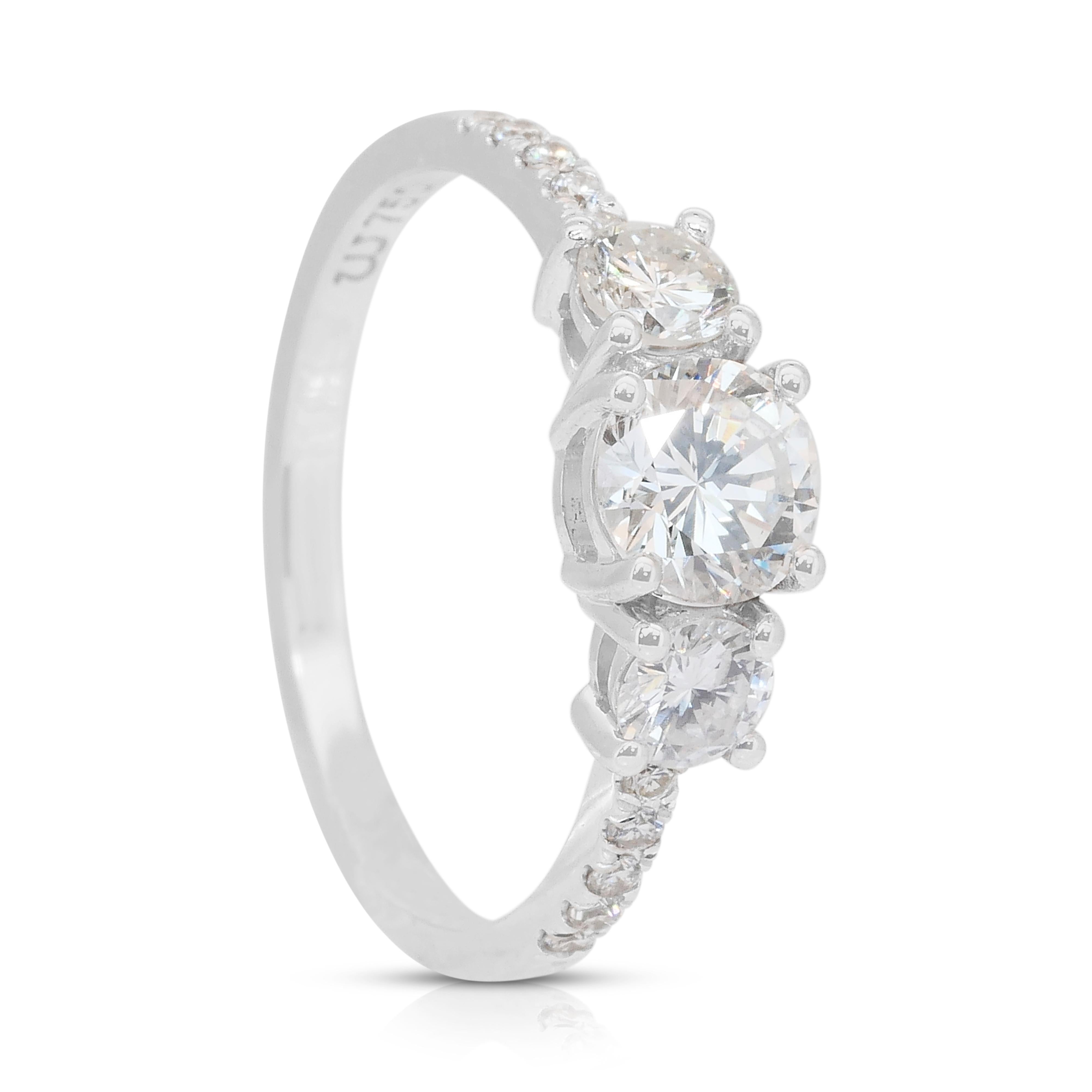 Elegant 1.10ct Diamonds 3-Stone Ring in 18k White Gold - IGI Certified (bague à 3 pierres en or blanc 18 carats) en vente 3