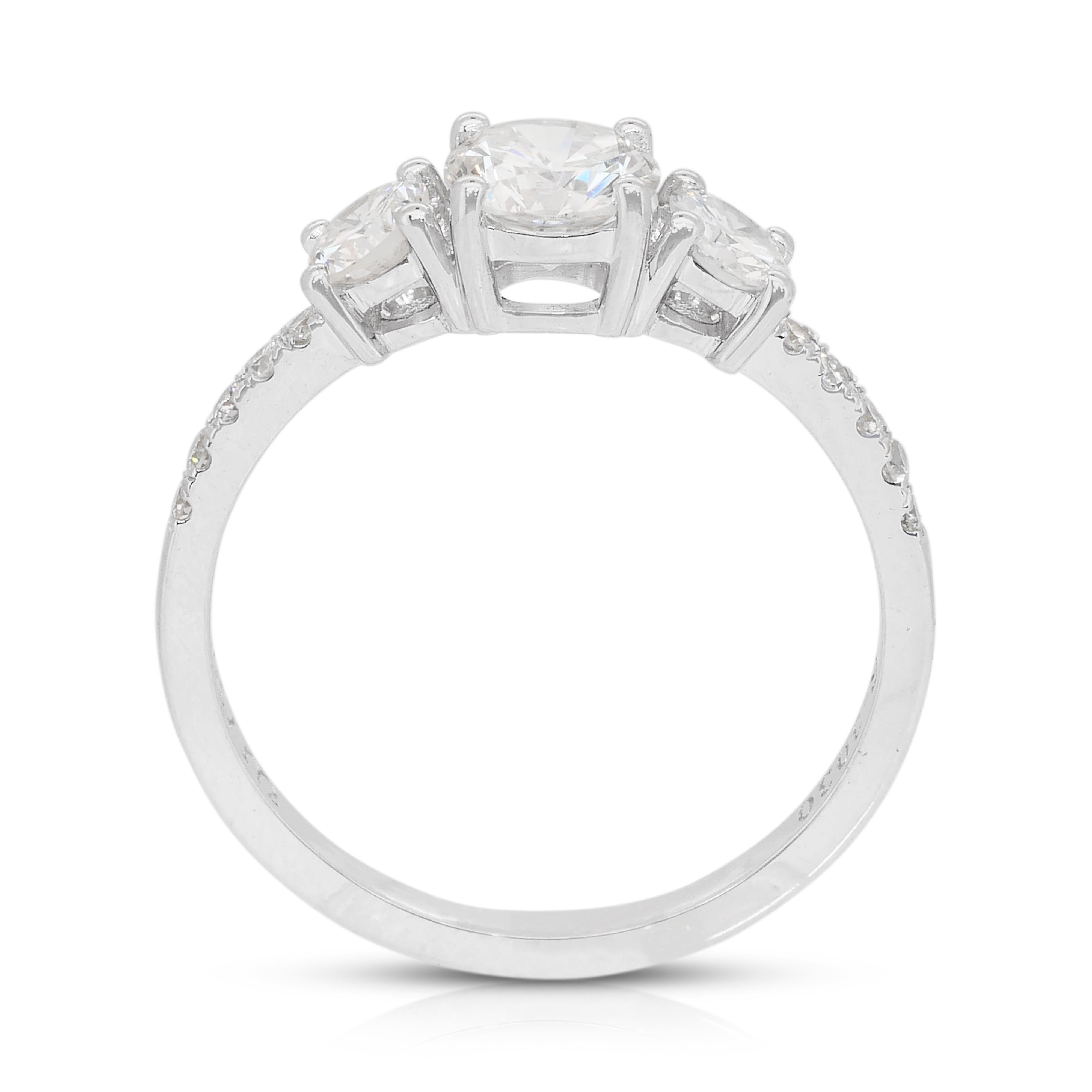 Elegant 1.10ct Diamonds 3-Stone Ring in 18k White Gold - IGI Certified (bague à 3 pierres en or blanc 18 carats) en vente 4