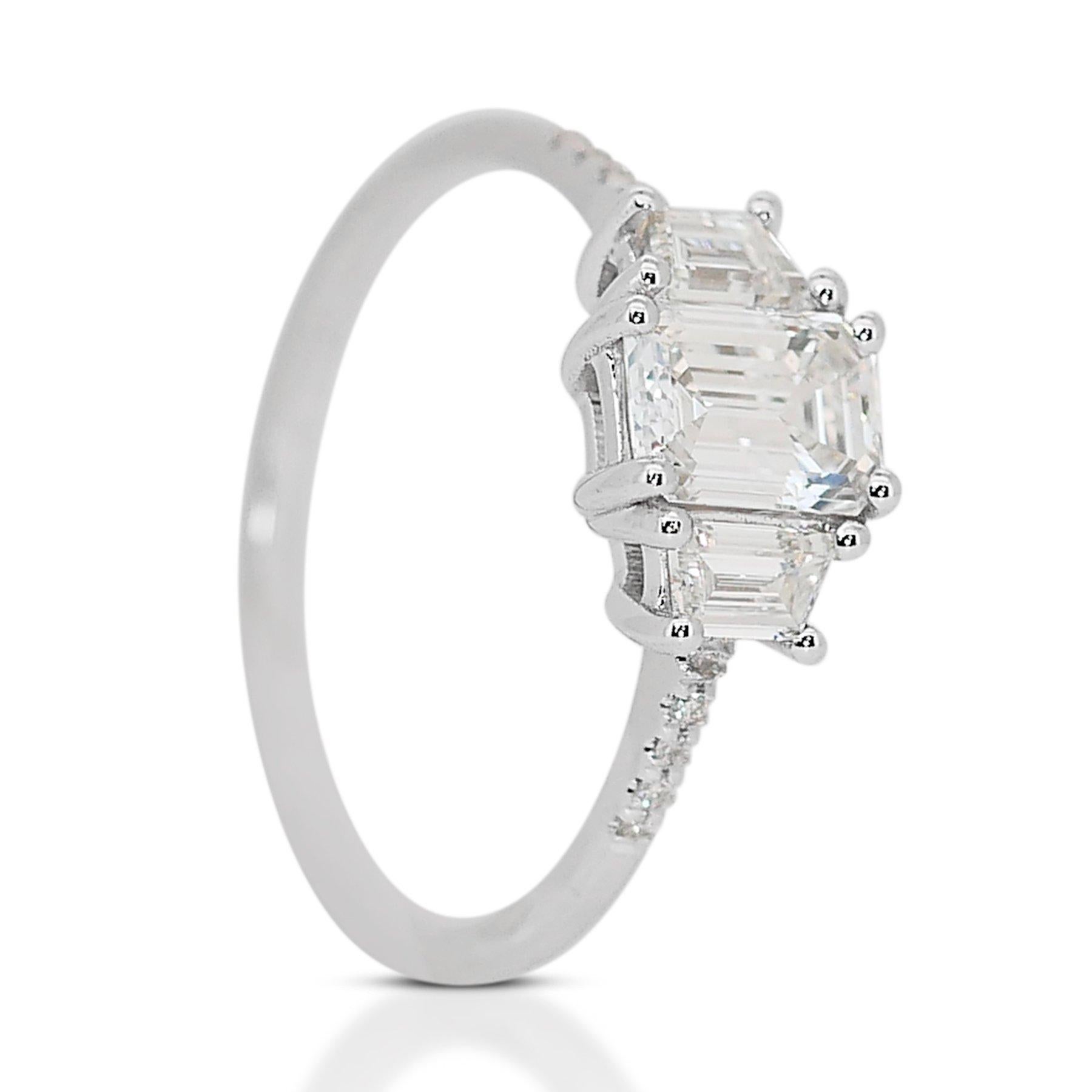 Eleganter 1,11 Karat Diamant 3-Stein-Ring aus 18k Weißgold - IGI-zertifiziert (Smaragdschliff) im Angebot