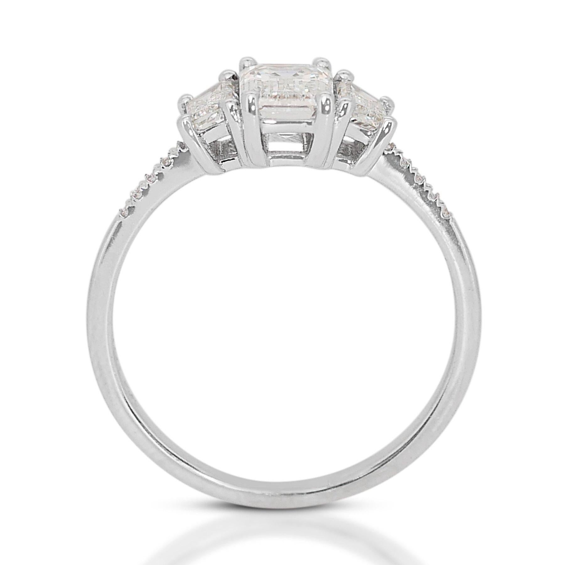 Elegant 1.11ct Diamond 3-Stone Ring in 18k White Gold - IGI Certified In New Condition For Sale In רמת גן, IL