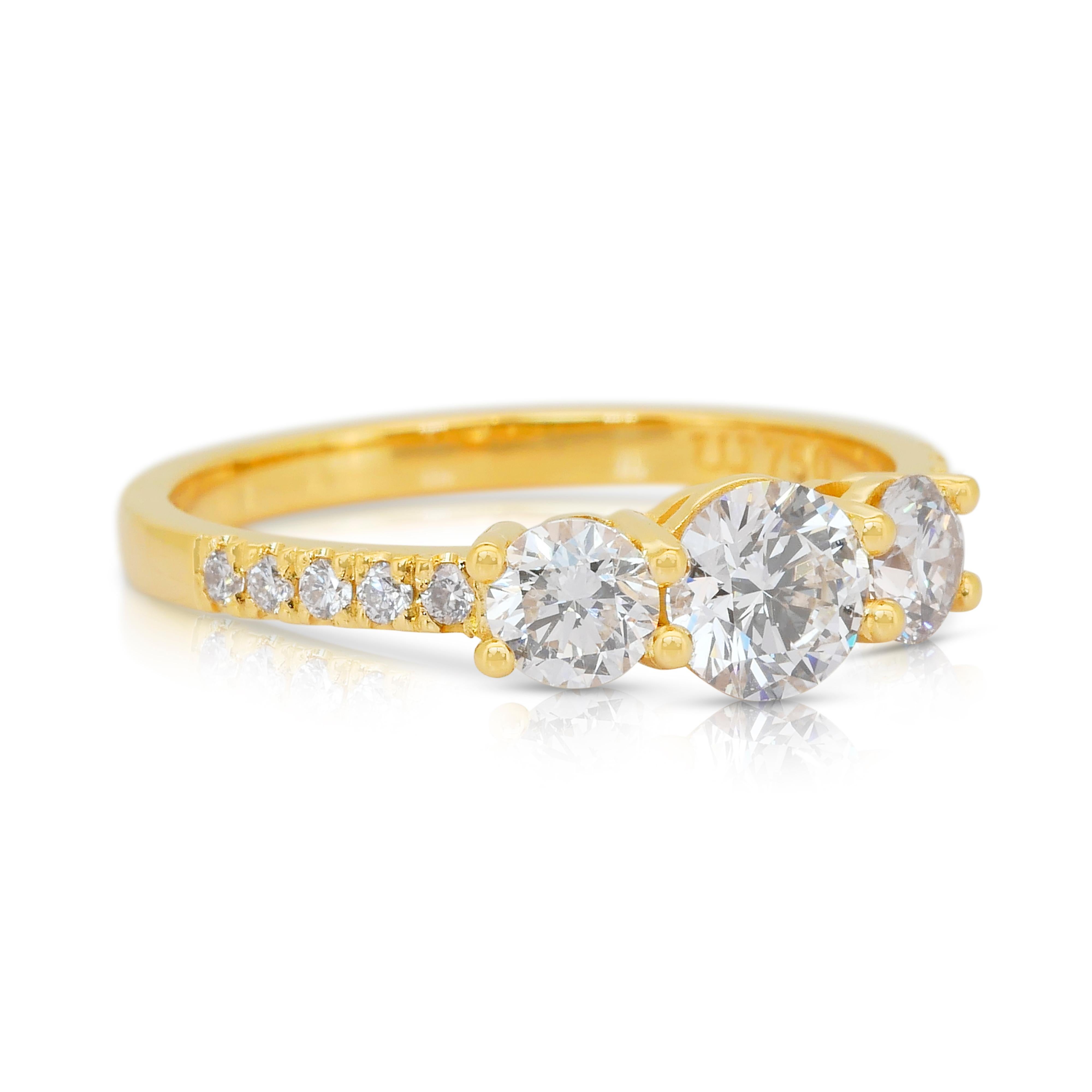Elegant 1.13ct Diamonds 3-Stone Ring in 18k Yellow Gold - IGI Certified (bague à 3 pierres en or jaune 18k)

Cette bague rayonnante en or jaune 18 carats est une célébration éblouissante de la lumière et de la précision. En son cœur se trouve un