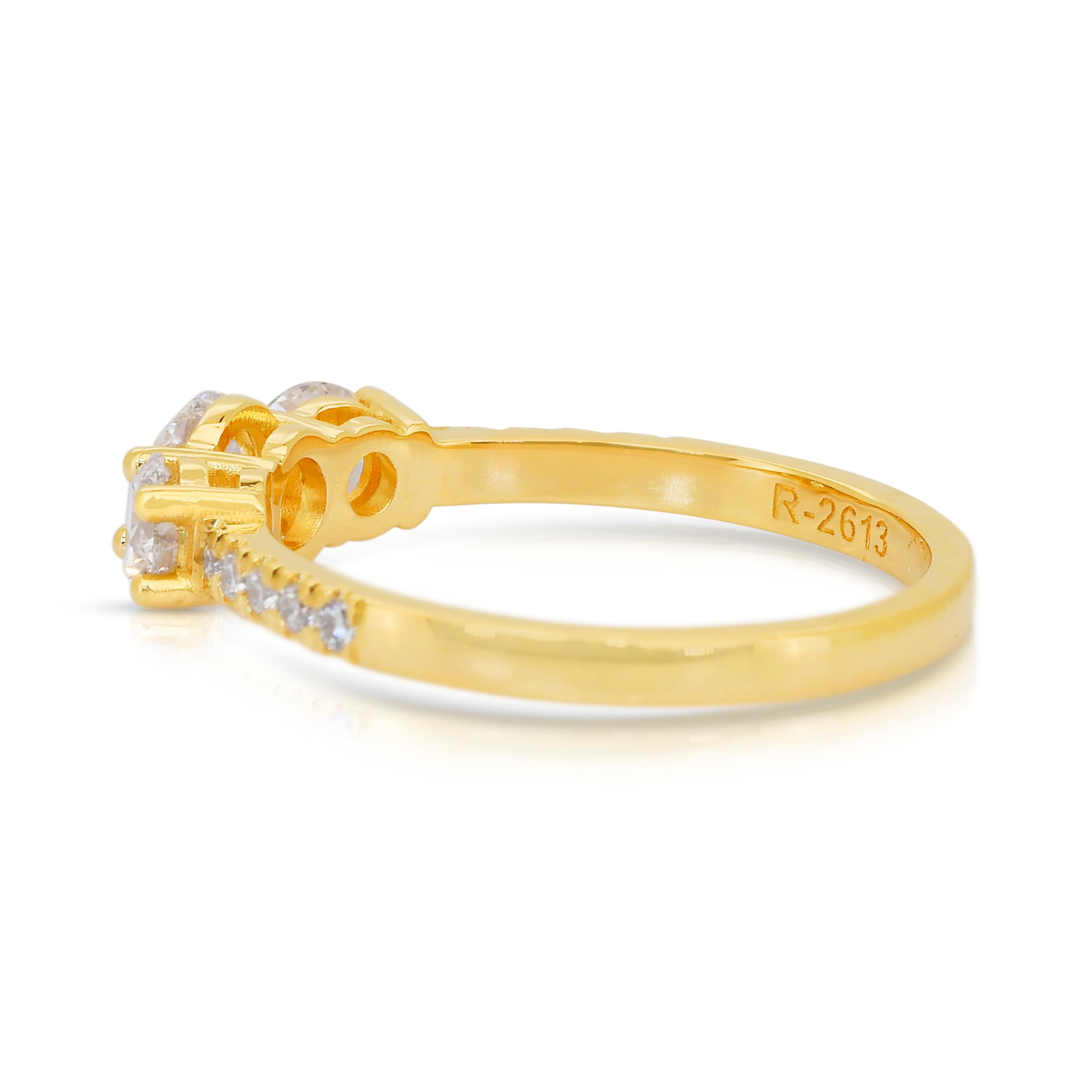 Elegant 1.13ct Diamonds 3-Stone Ring in 18k Yellow Gold - IGI Certified (bague à 3 pierres en or jaune 18k) Neuf - En vente à רמת גן, IL