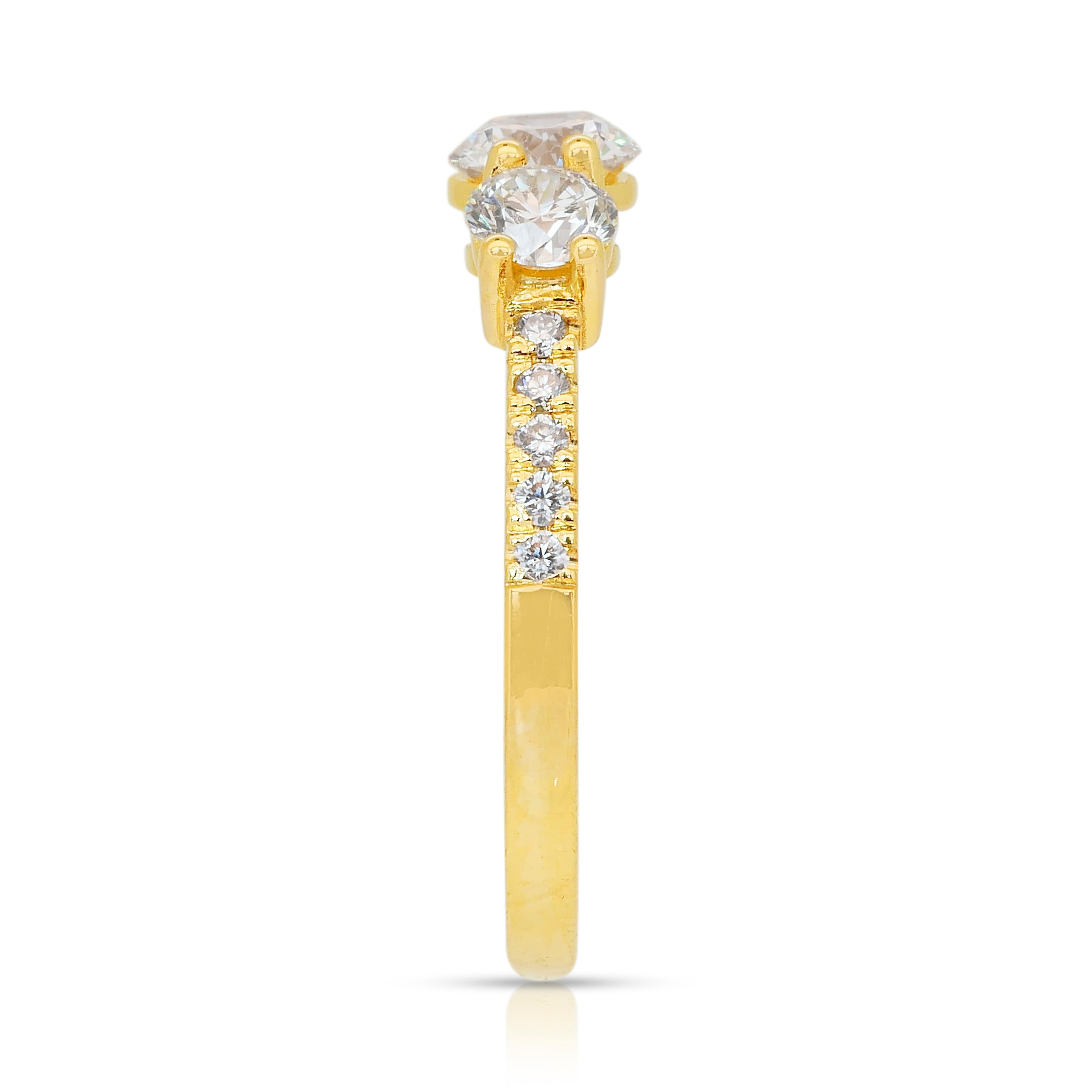 Elegant 1.13ct Diamonds 3-Stone Ring in 18k Yellow Gold - IGI Certified (bague à 3 pierres en or jaune 18k) en vente 1