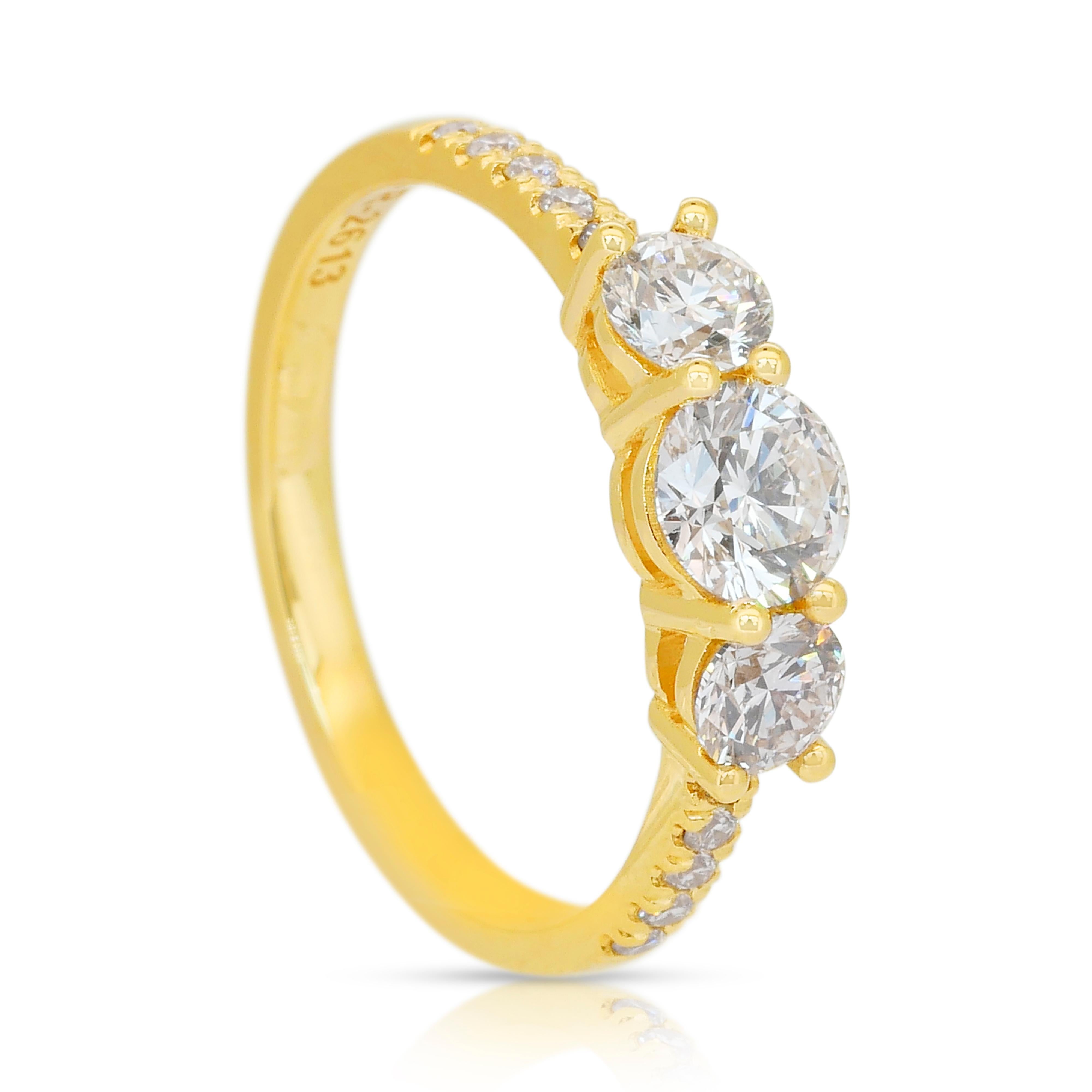 Elegant 1.13ct Diamonds 3-Stone Ring in 18k Yellow Gold - IGI Certified (bague à 3 pierres en or jaune 18k) en vente 2
