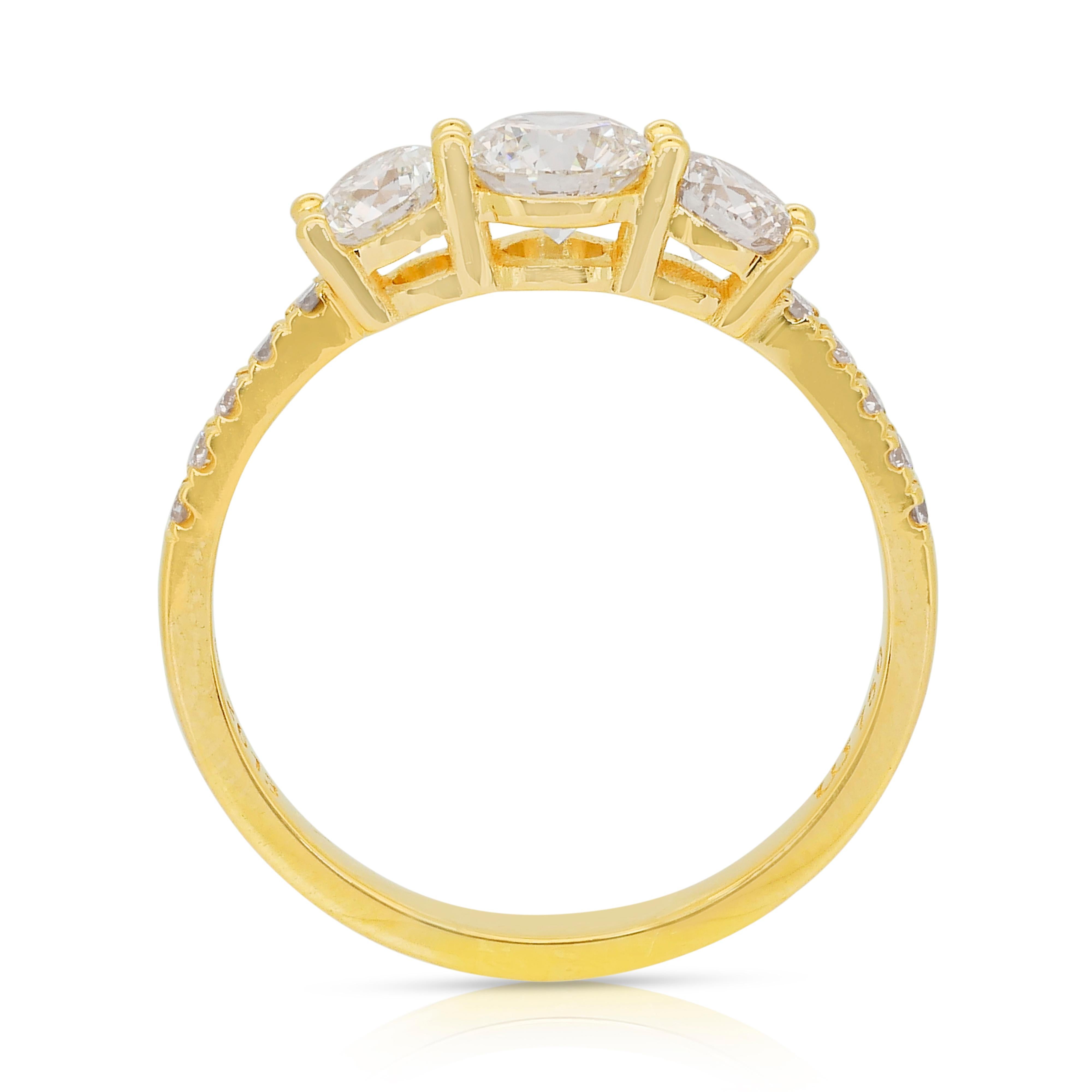 Elegant 1.13ct Diamonds 3-Stone Ring in 18k Yellow Gold - IGI Certified (bague à 3 pierres en or jaune 18k) en vente 3
