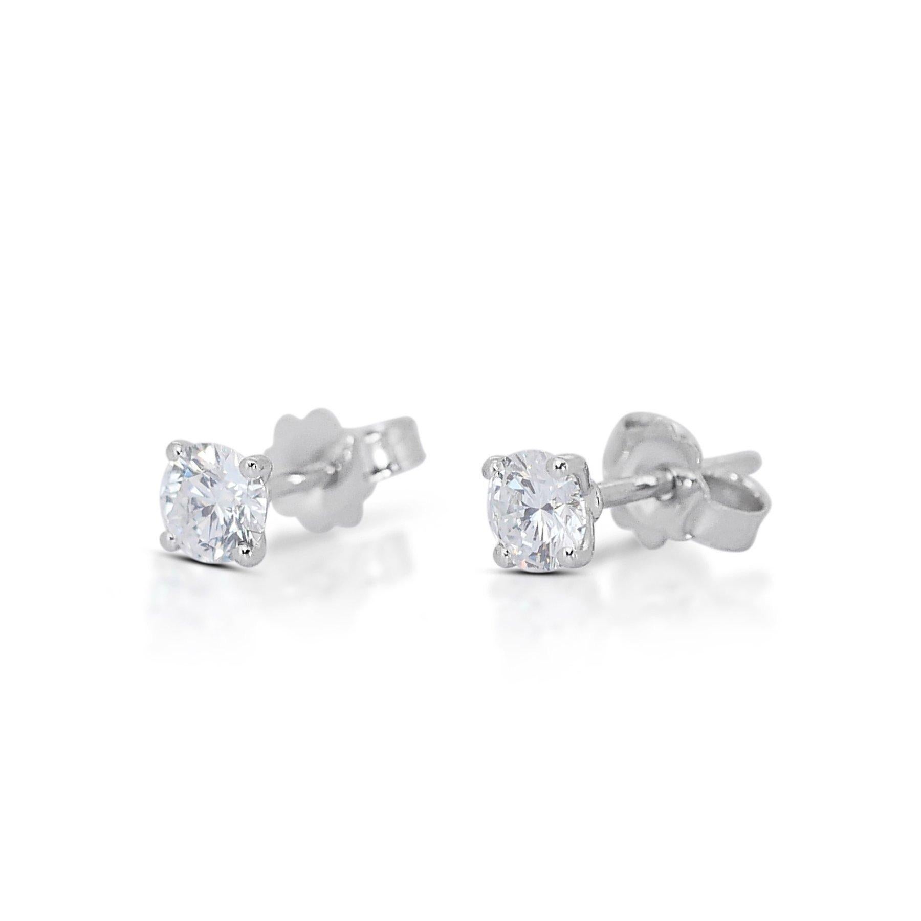 Elegant 1.13ct Triple Excellent Ideal Cut Diamonds Stud Ears in 18k White Gold - GIA Certified

Réalisées en or blanc 18 carats, ces superbes boucles d'oreilles sont ornées de deux diamants ronds d'une valeur totale de 1,13 carat, chacun présentant