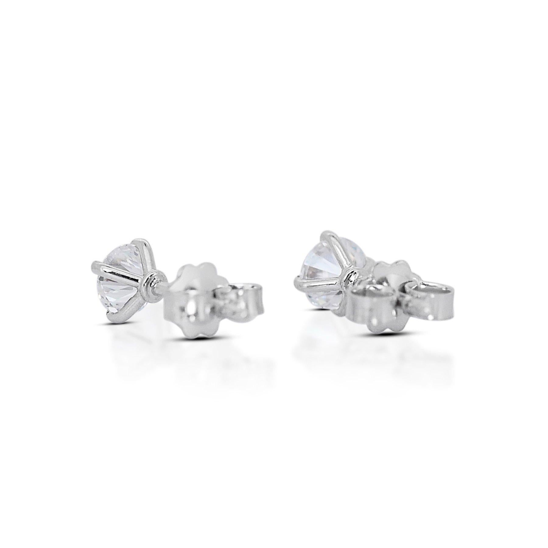 Taille ronde Clous d'oreilles élégants avec trois diamants taille idéale de 1,13 carat en vente