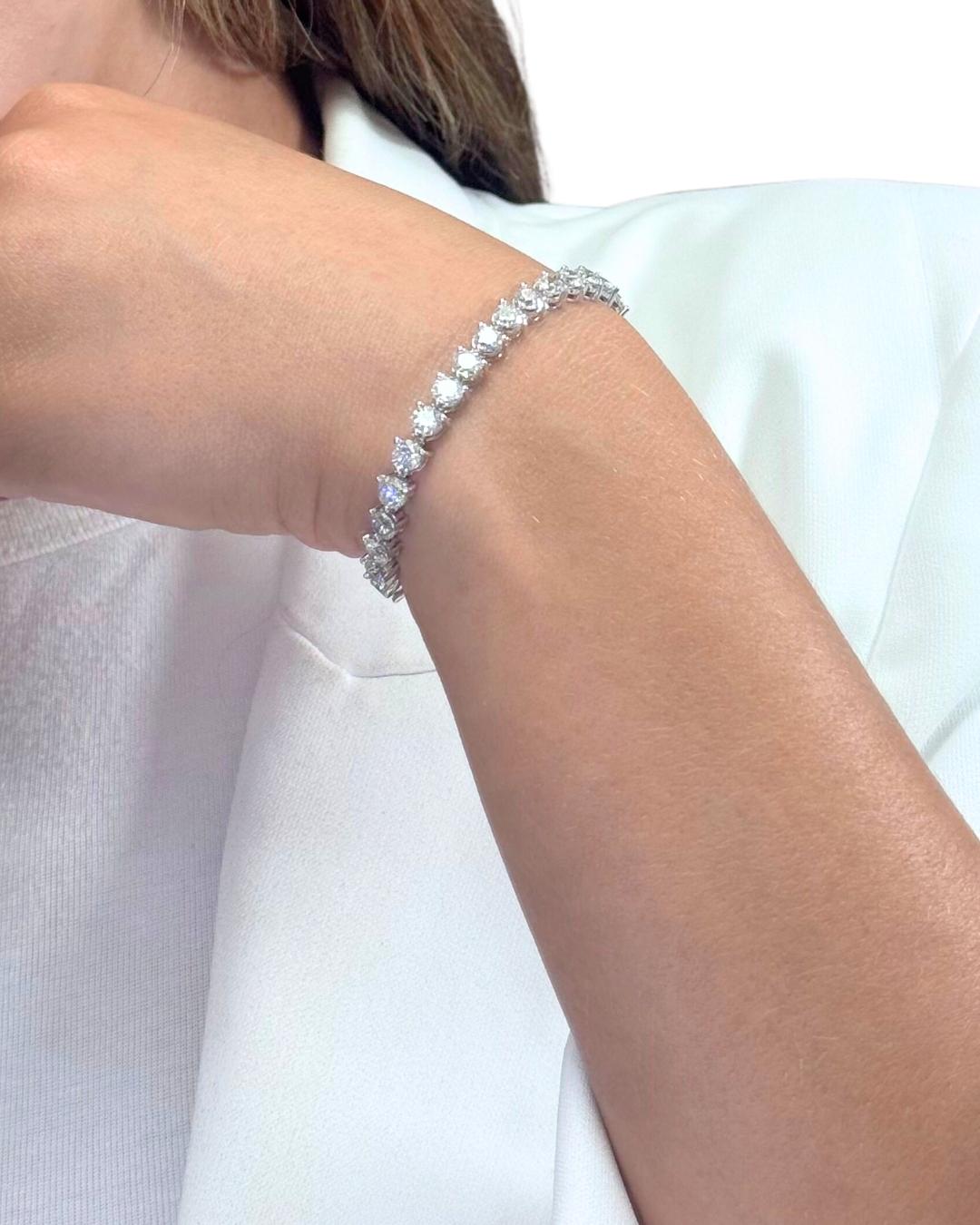 Elegance Bracciale Tennis con diamanti naturali da 11,60 carati in oro bianco 18 carati - Certificato IGI

Eleva il tuo polso con una brillantezza senza tempo grazie a questo splendido bracciale in oro bianco 18 carati, impreziosito da 36 splendidi
