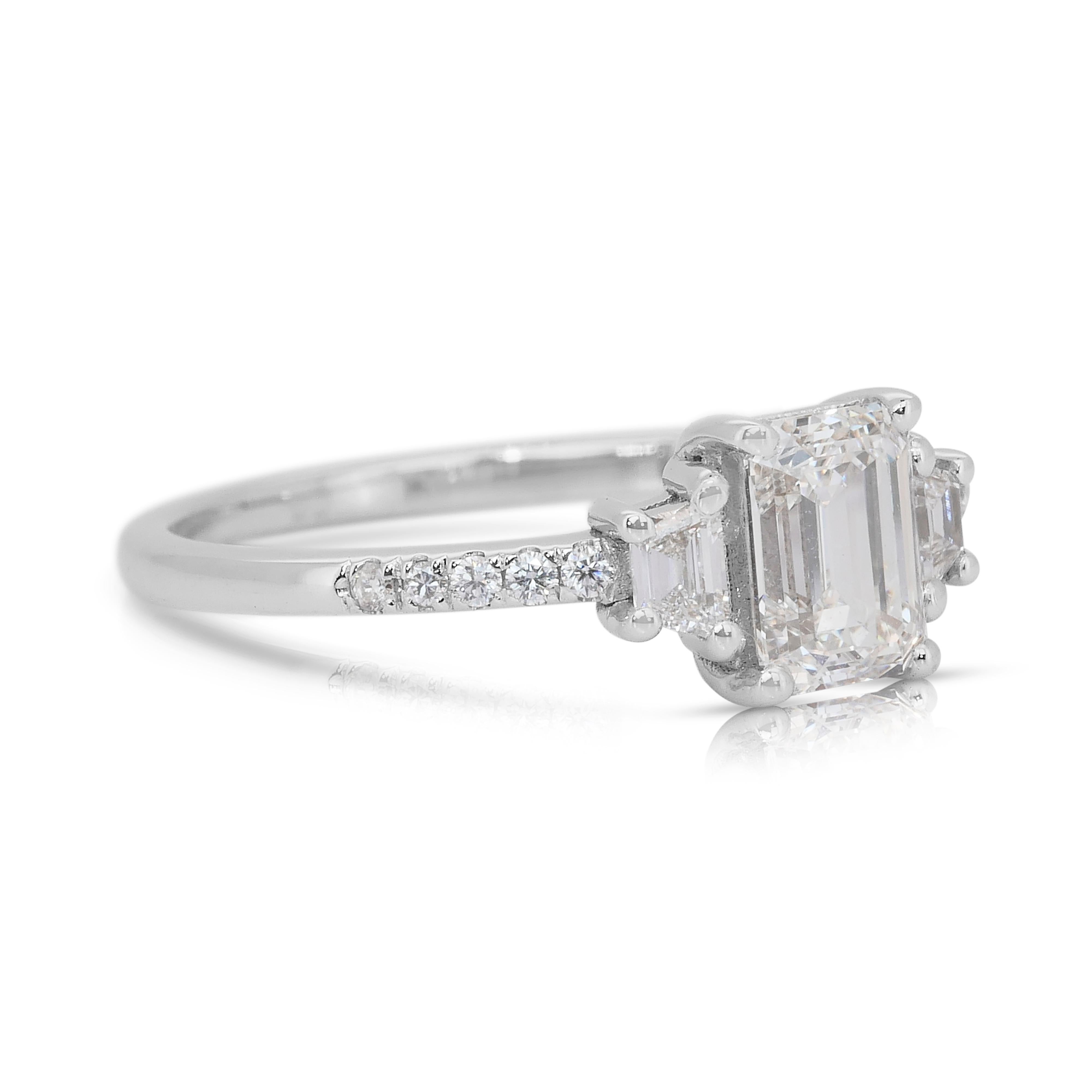 Eleganza: anello a tre pietre con diamanti da 1,16 carati in oro bianco 18 carati - certificato GIA

Questo raffinato anello in oro bianco 18 carati ha al centro un diamante taglio smeraldo di 0,84 carati. Affiancato da due diamanti con taglio a