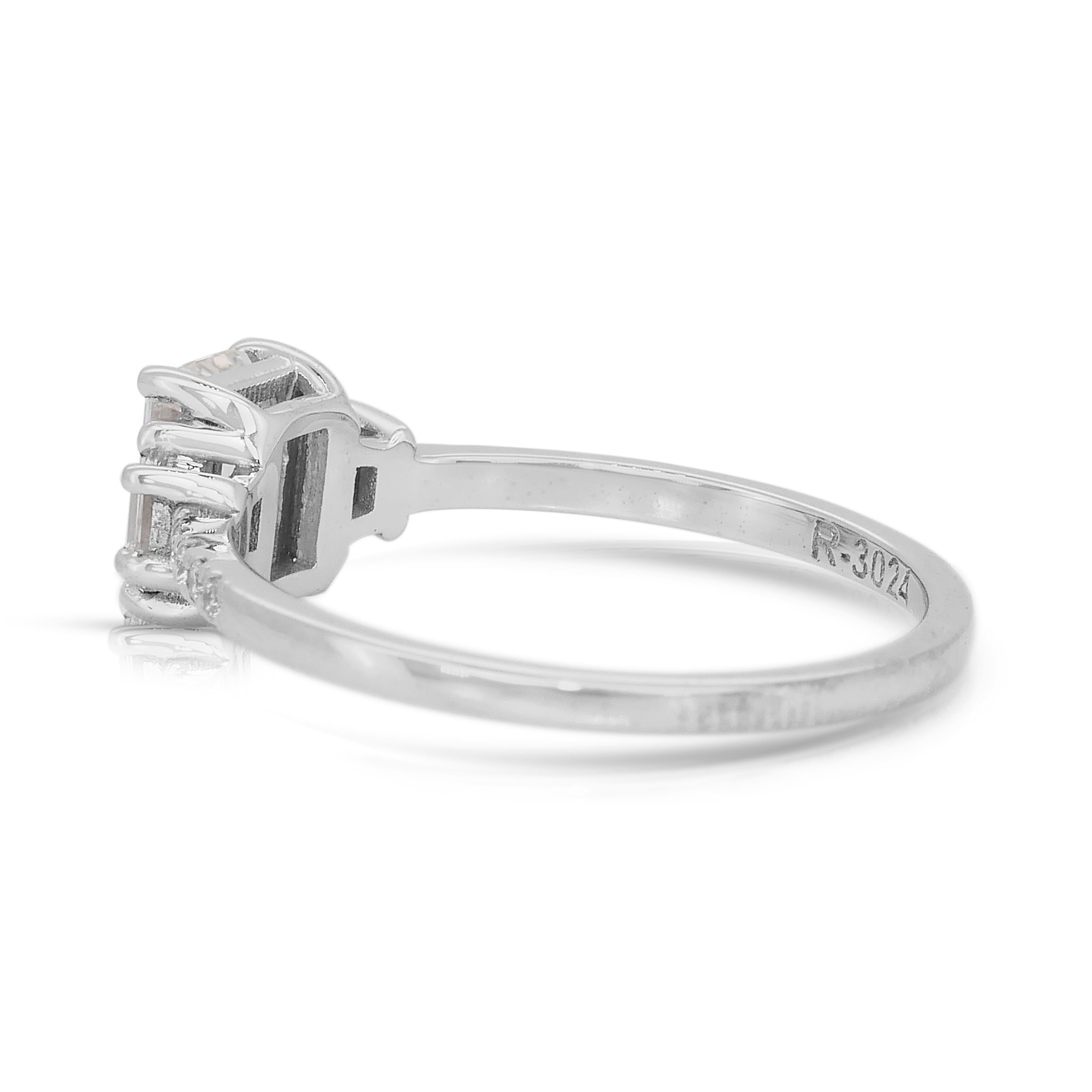Eleganza: anello a tre pietre con diamanti da 1,16 carati in oro bianco 18 carati - certificato GIA In condizioni Nuovo in vendita a רמת גן, IL